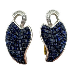 Pendientes de diamantes talla baguette y zafiro azul en dos tonos de 18k