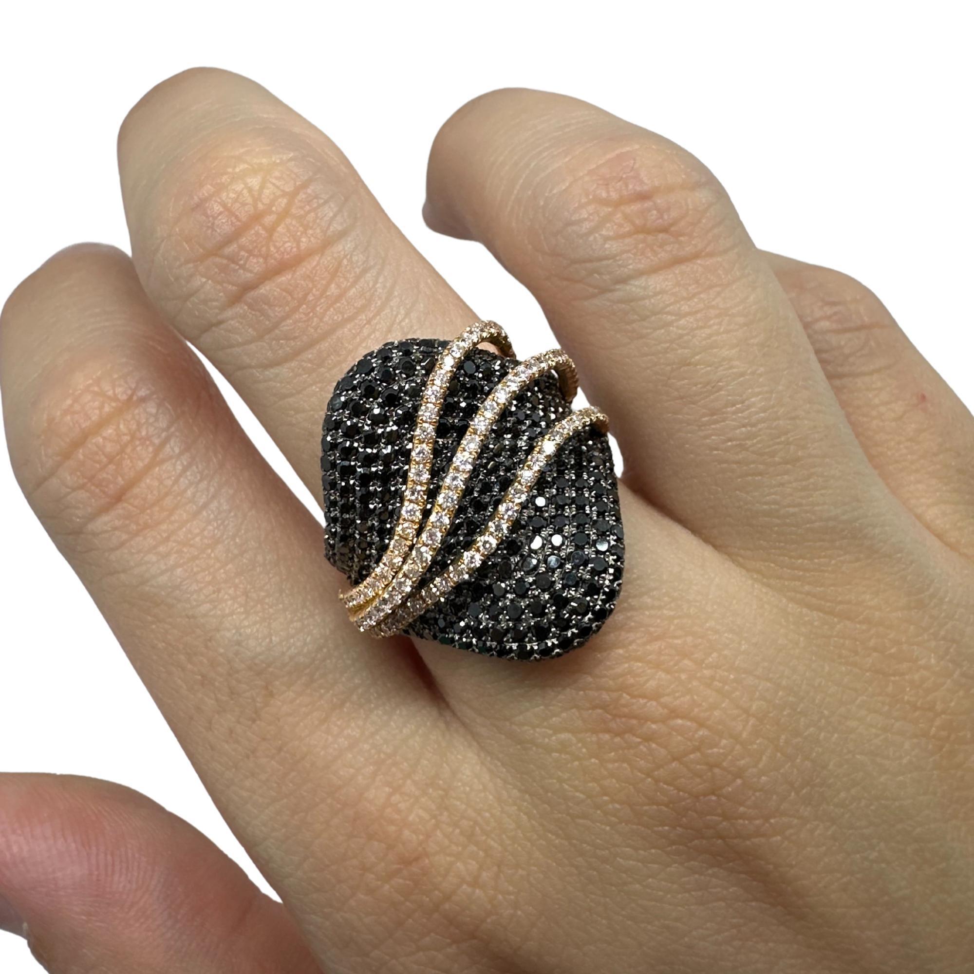 Round Cut 18K Two Tone Black and White Diamond Abstract Ring For Sale