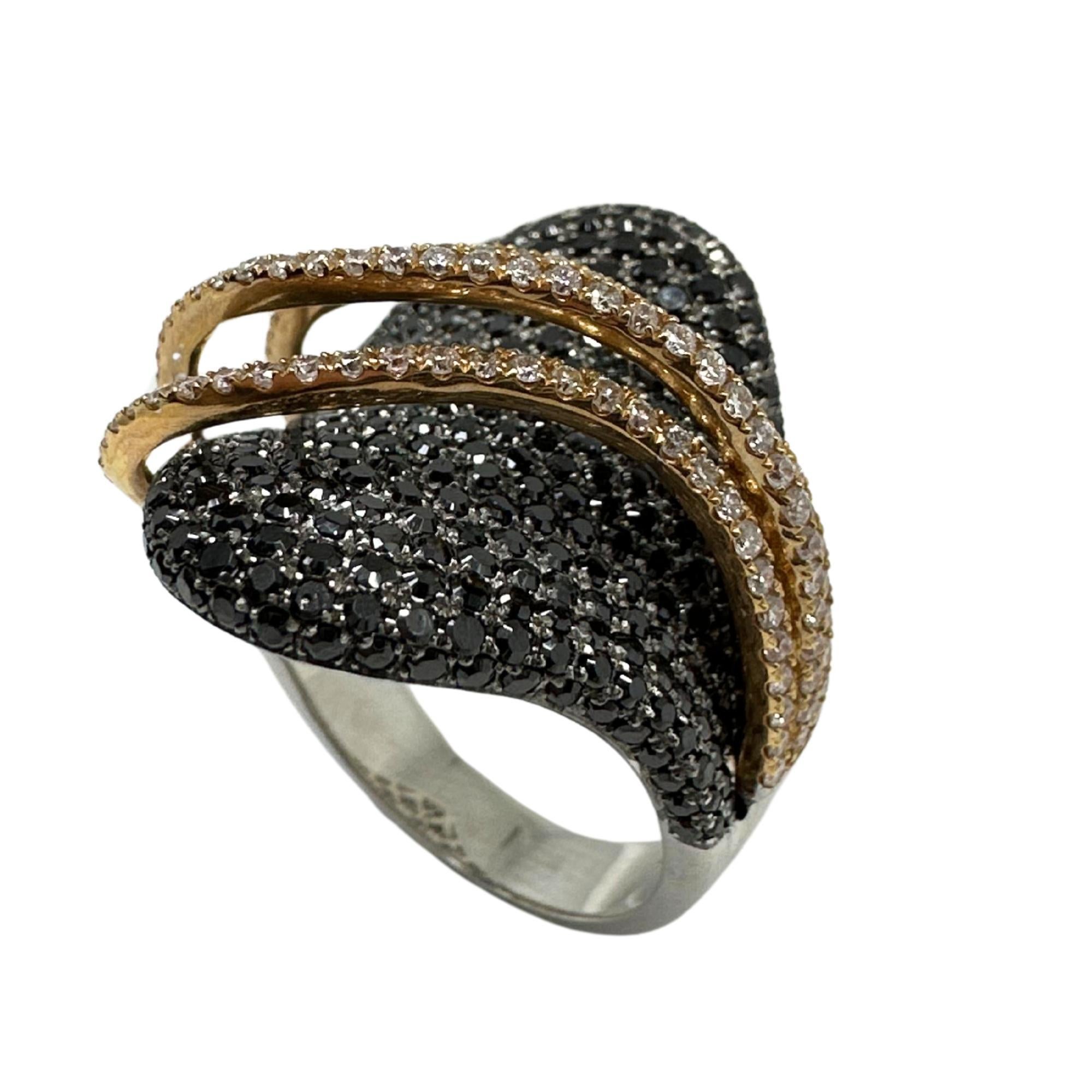 18K Two Tone Black and White Diamond Abstract Ring In Good Condition For Sale In New York, NY