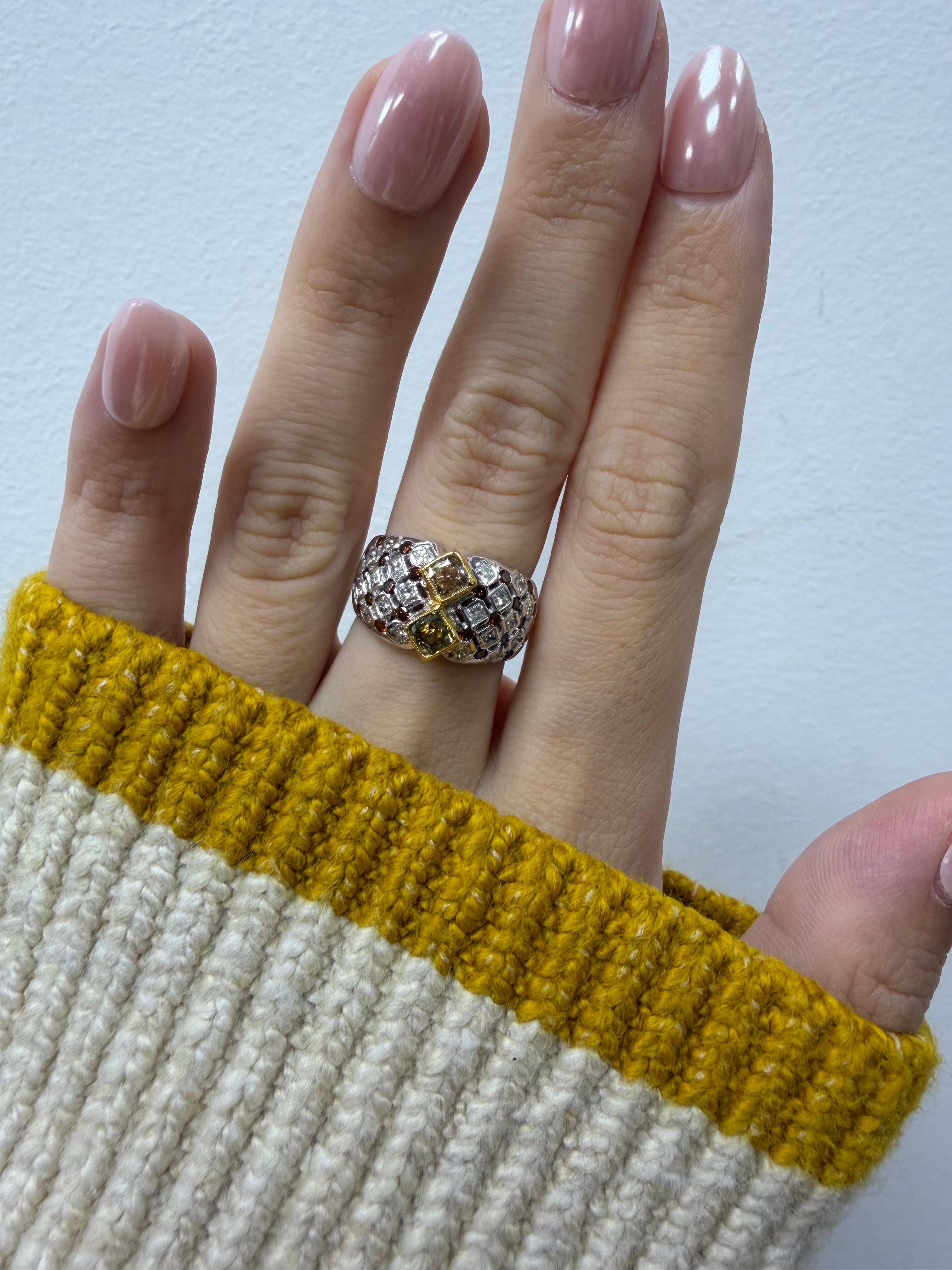 un anello dal profilo basso e unico nel suo genere, con un design astratto che si distingue senza sforzo. Le due pietre centrali presentano un contrasto unico, una con una sottile tonalità verdastra e l'altra con una calda tonalità champagne,