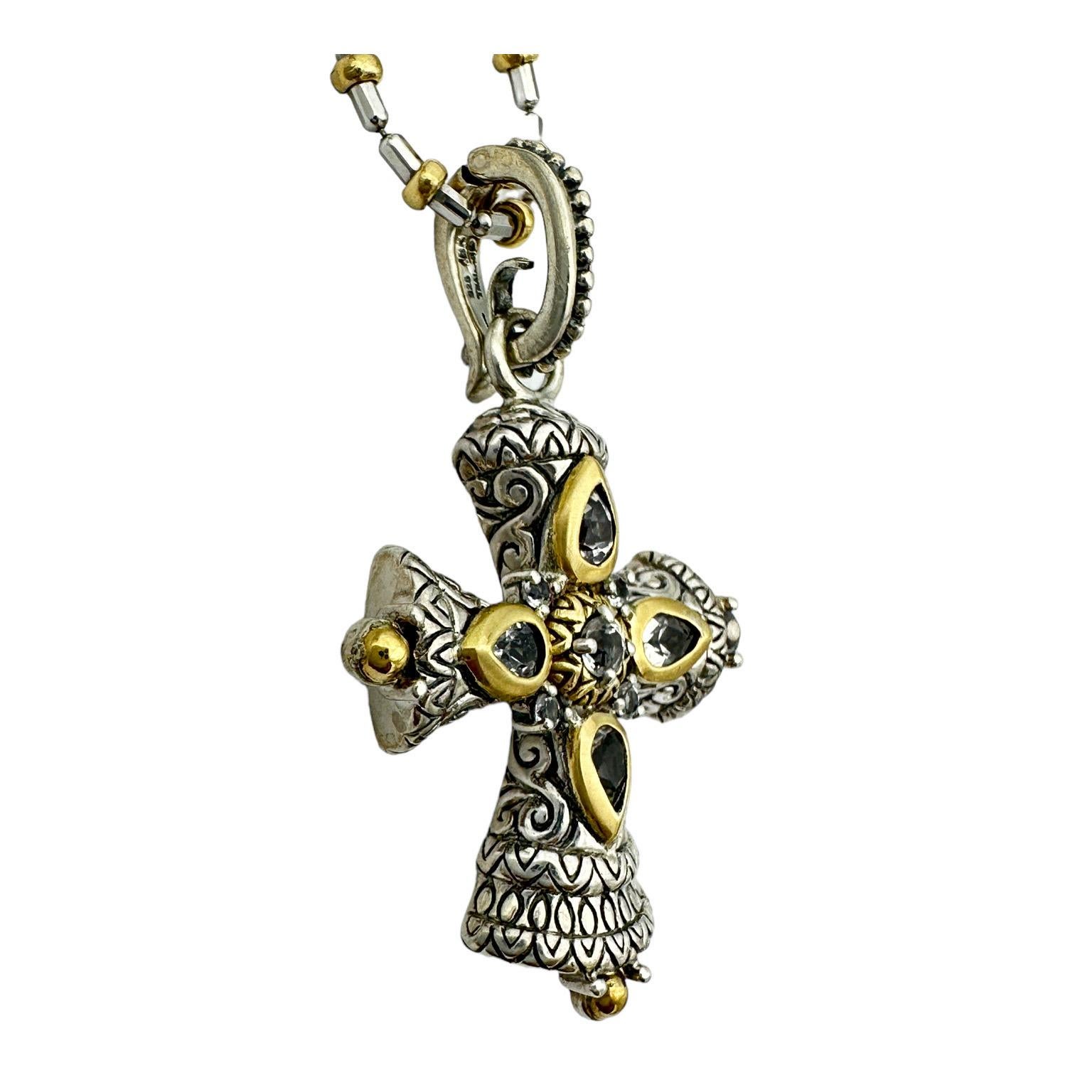  Cette croix bicolore 18 carats est ornée d'un rehausseur de croix byzantine, ce qui lui confère une allure élégante et un design classique. Les tons dorés et argentés se combinent pour produire un effet stupéfiant qui convient aussi bien aux