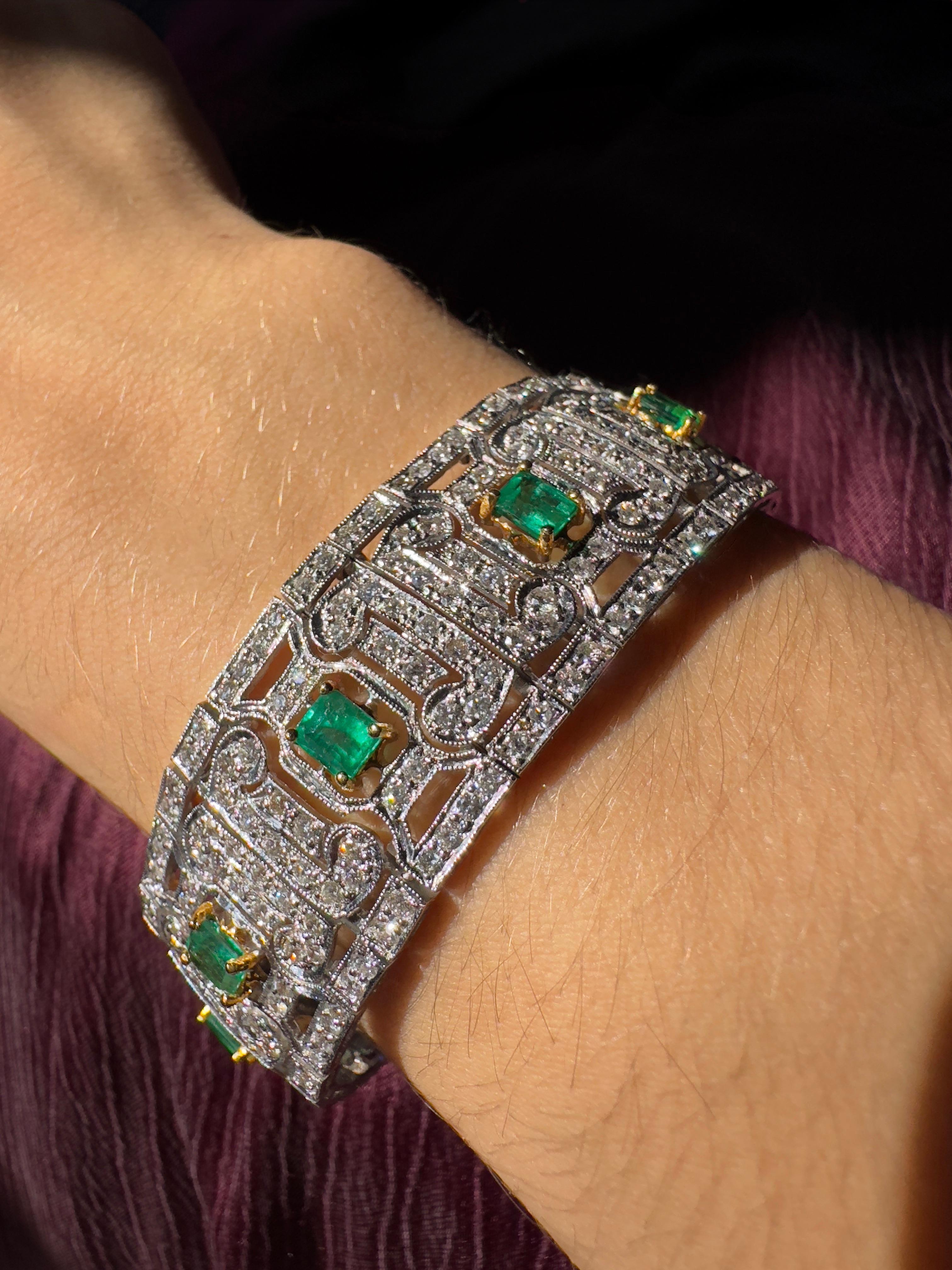 Ce bracelet audacieux et élégant en or 18 carats bicolore présente un motif géométrique ajouré serti de 6,85 carats de diamants étincelants. Des émeraudes vibrantes, d'un poids total de 3,58 carats, sont serties dans de l'or jaune riche, ajoutant un