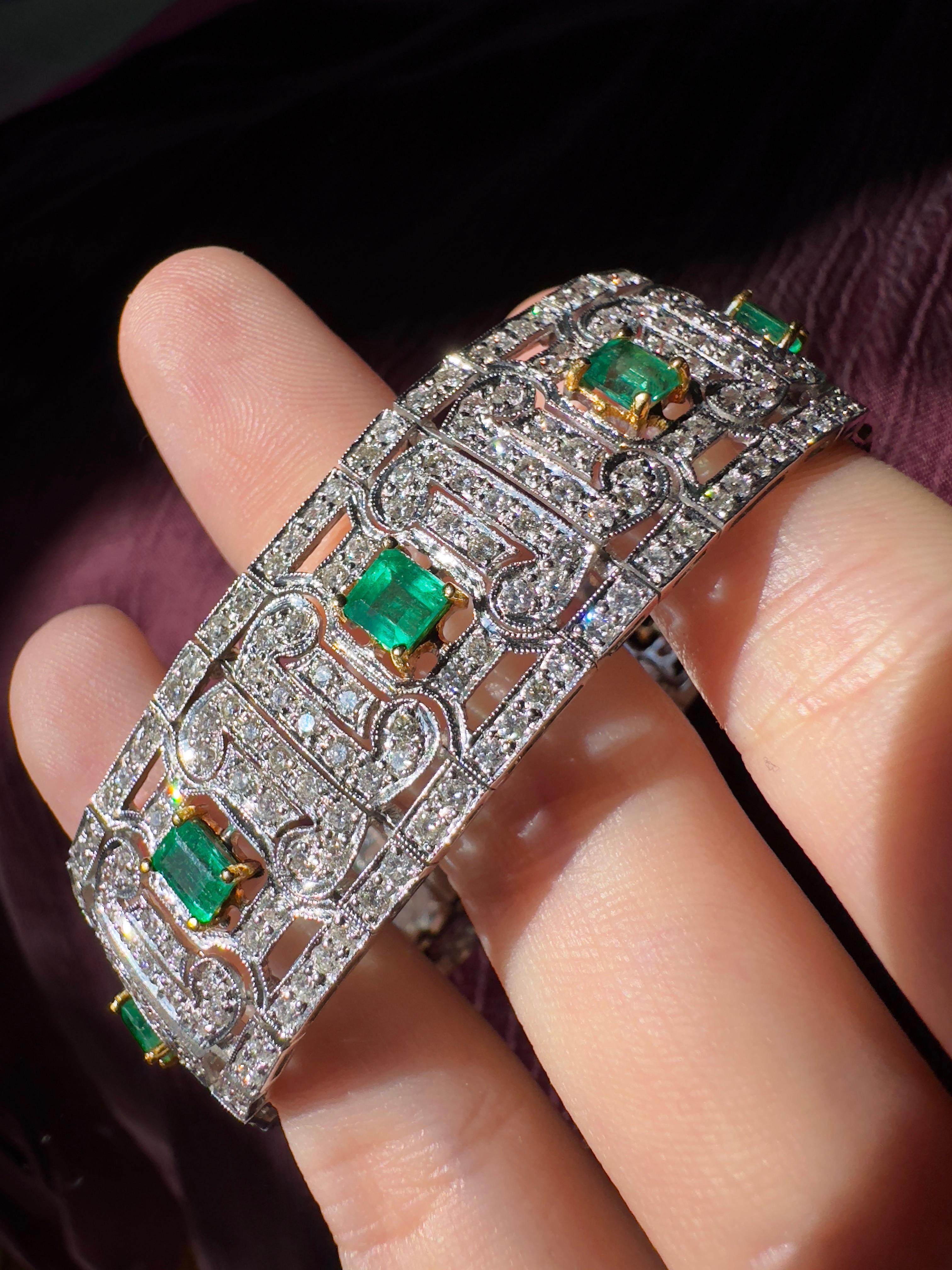 Bracelet ajouré en diamants et émeraudes 18K bicolores Bon état - En vente à New York, NY