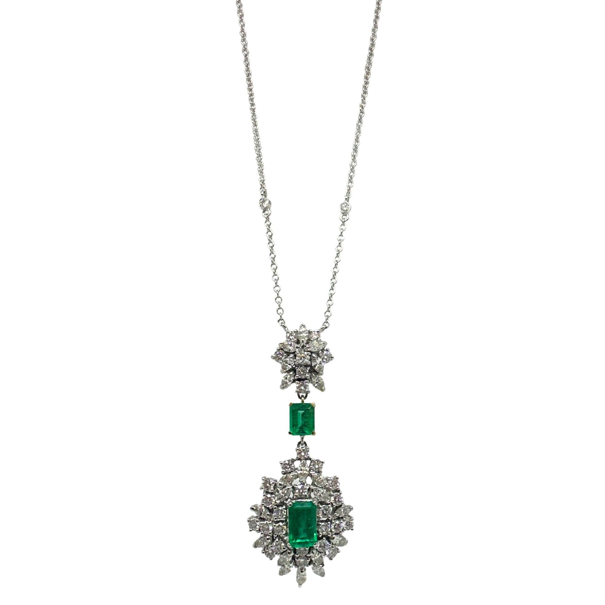 Collana con diamante e smeraldo bicolore 18K
Condit: In buone condizioni, con qualche lieve usura superficiale dovuta all'età.
Lunghezza: 16 pollici, ciondolo da 2 pollici
Marcature: 