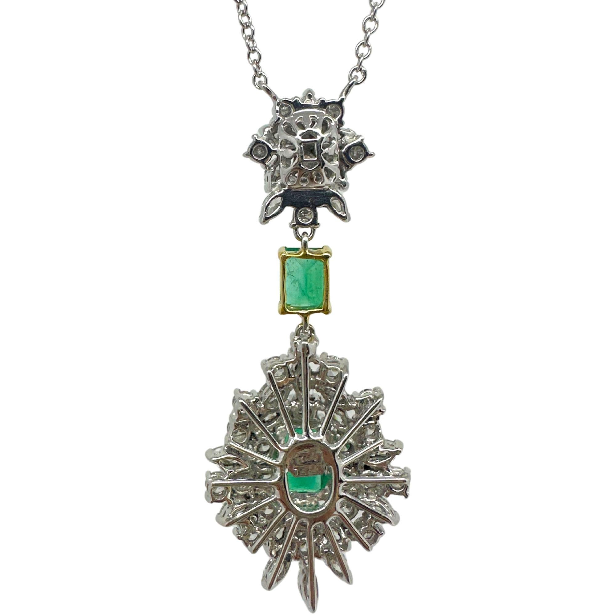 Taglio rotondo Collana con diamante e smeraldo bicolore 18K in vendita