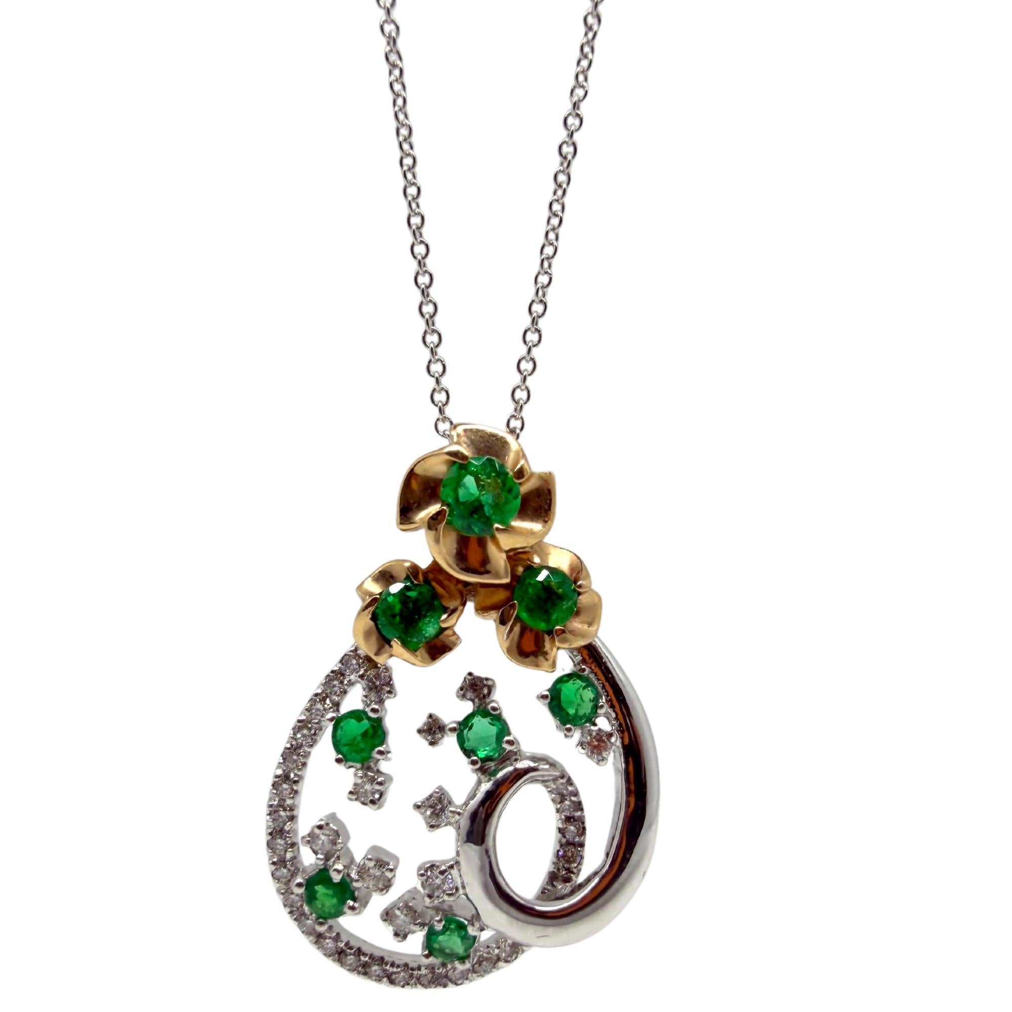 Elegante mix di oro bianco e rosa, questo pendente a forma di goccia è impreziosito da smeraldi verde brillante e scintillanti diamanti tondi brillanti. Il design è caratterizzato da delicati motivi floreali nella parte superiore, che aggiungono un