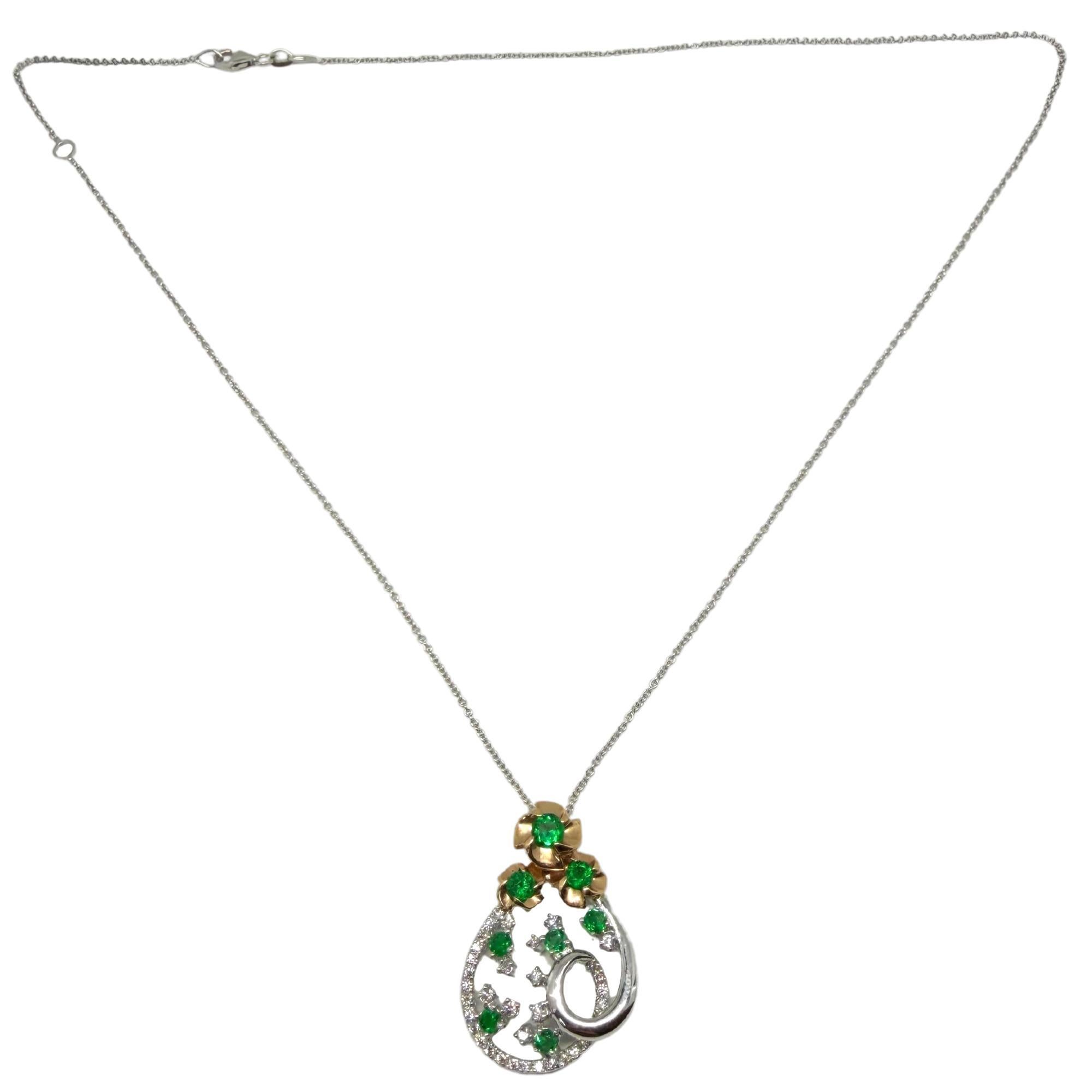 Collana con ciondolo floreale a goccia con diamanti e smeraldi bicolore 18K in vendita 1