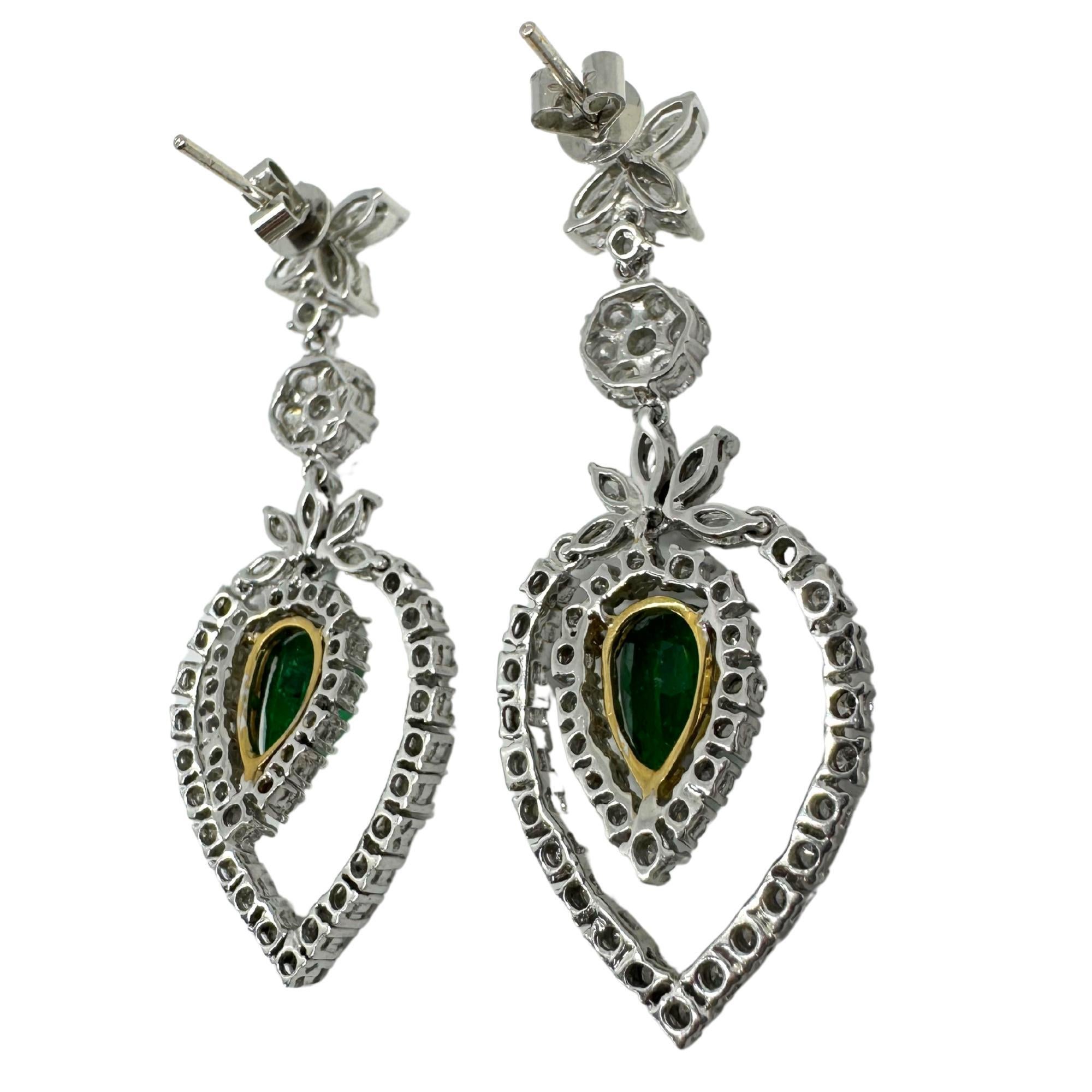 Taille poire Boucles d'oreilles pendantes en deux tons de diamants et d'émeraudes taillées en poire (18K) en vente