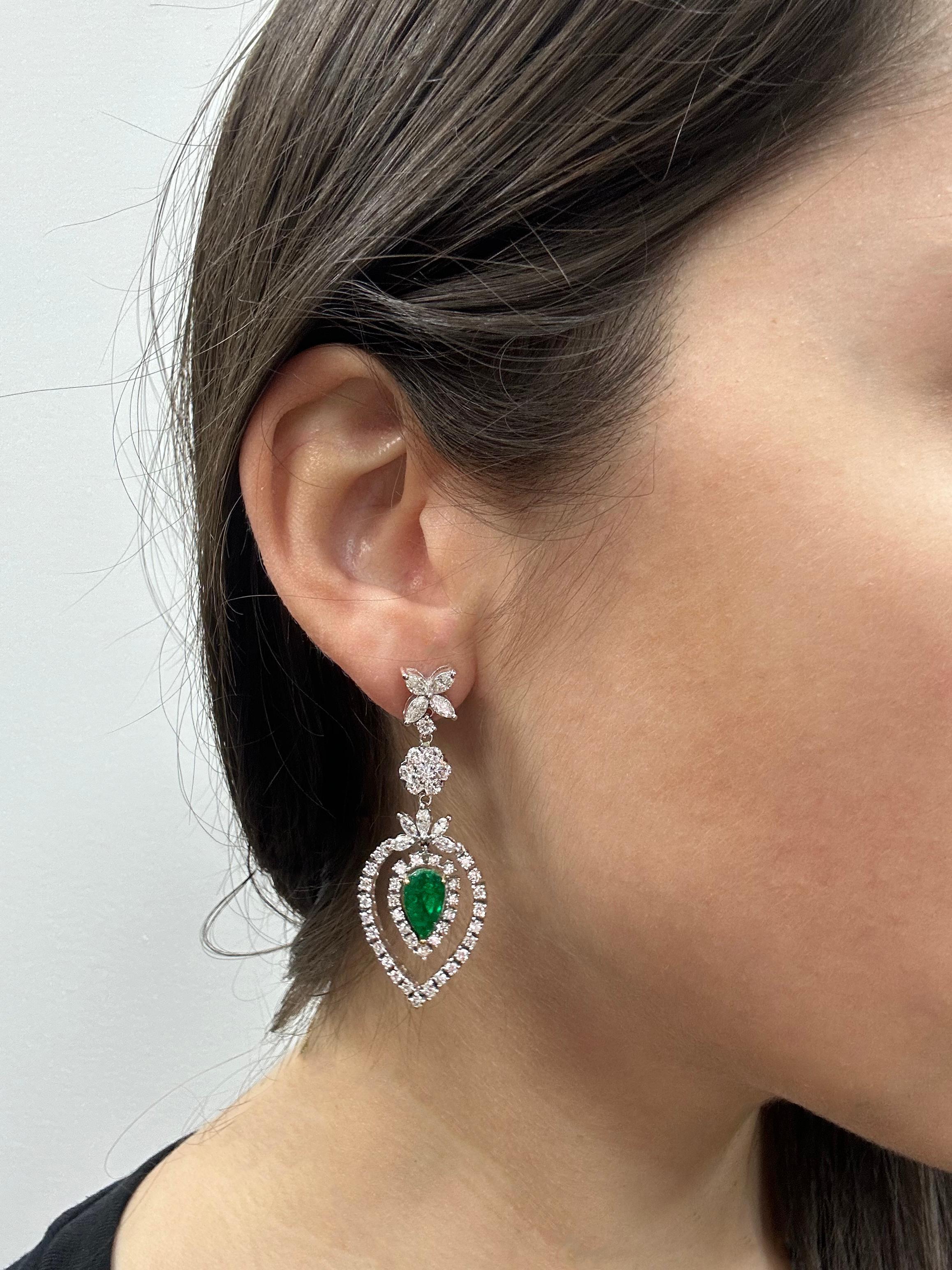 Boucles d'oreilles pendantes en deux tons de diamants et d'émeraudes taillées en poire (18K) Bon état - En vente à New York, NY