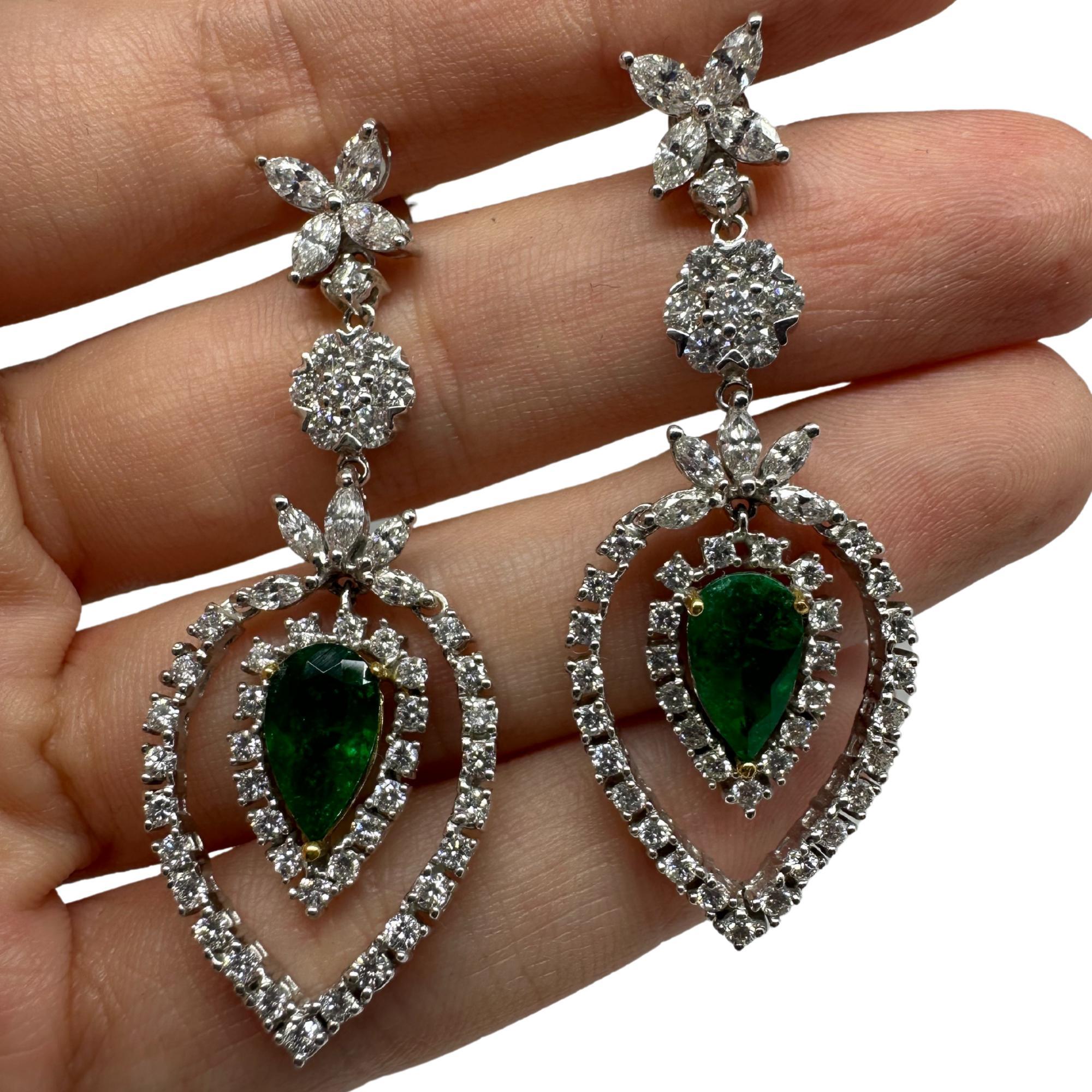 Boucles d'oreilles pendantes en deux tons de diamants et d'émeraudes taillées en poire (18K) Pour femmes en vente