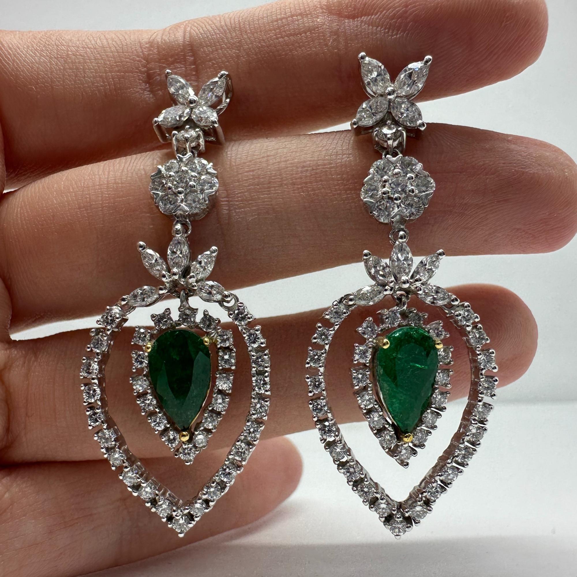 Boucles d'oreilles pendantes en deux tons de diamants et d'émeraudes taillées en poire (18K) en vente 1
