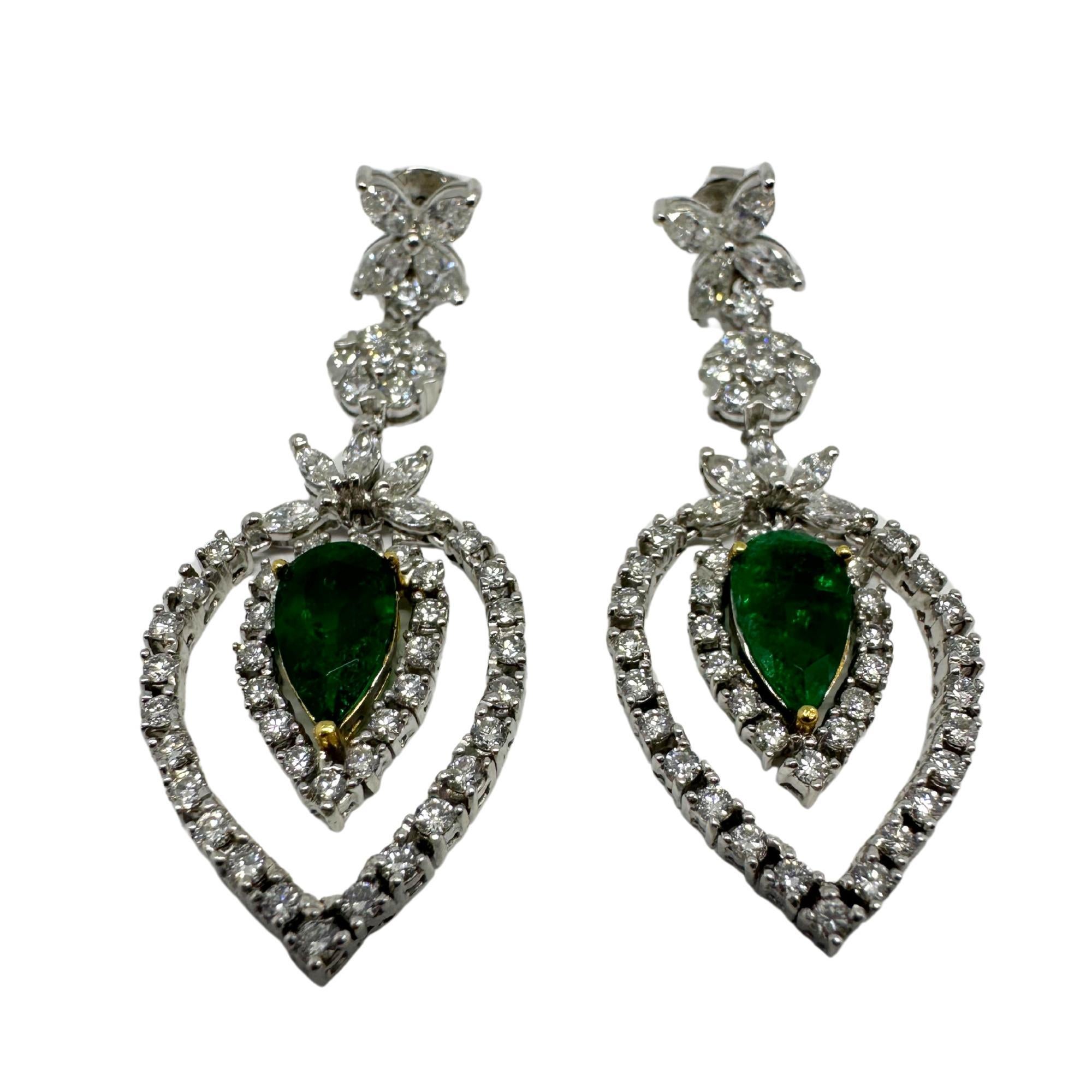 Boucles d'oreilles pendantes en deux tons de diamants et d'émeraudes taillées en poire (18K) en vente 2