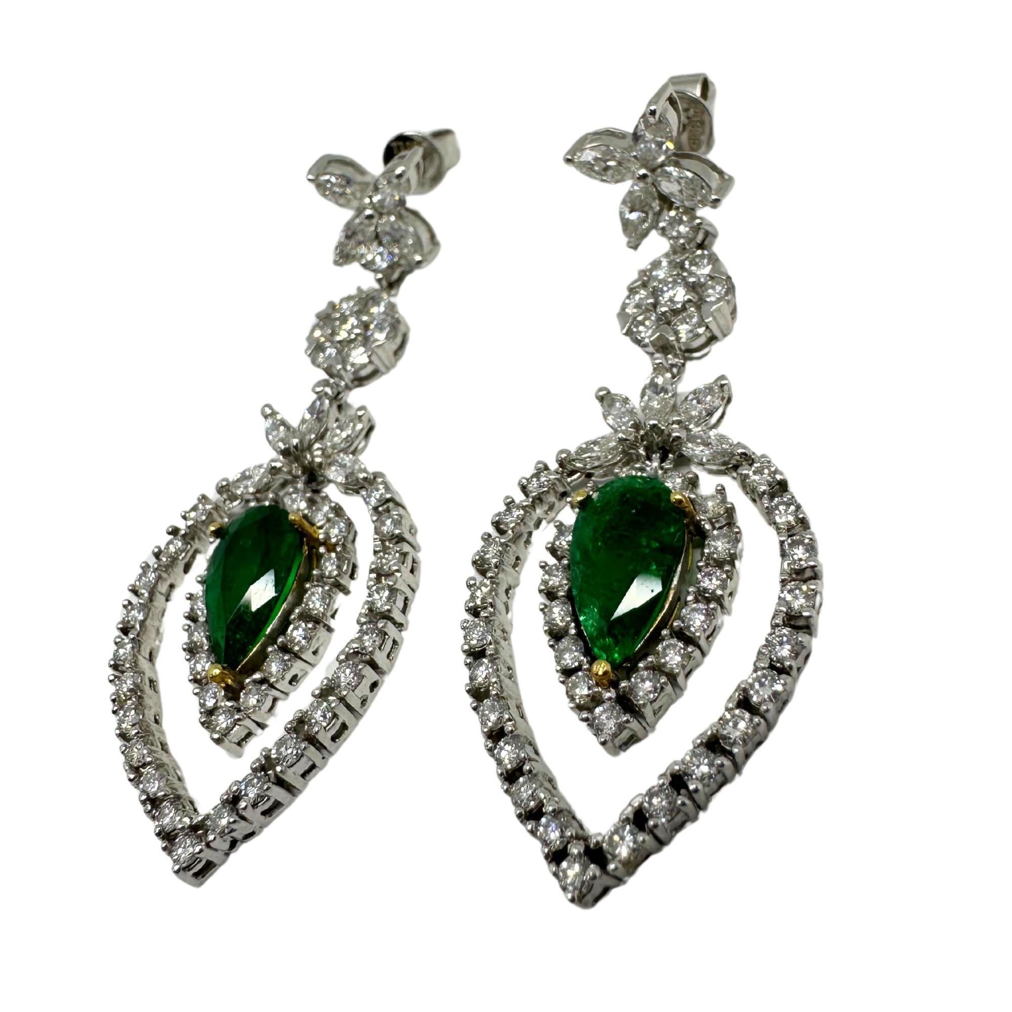 Boucles d'oreilles pendantes en deux tons de diamants et d'émeraudes taillées en poire (18K) en vente 3