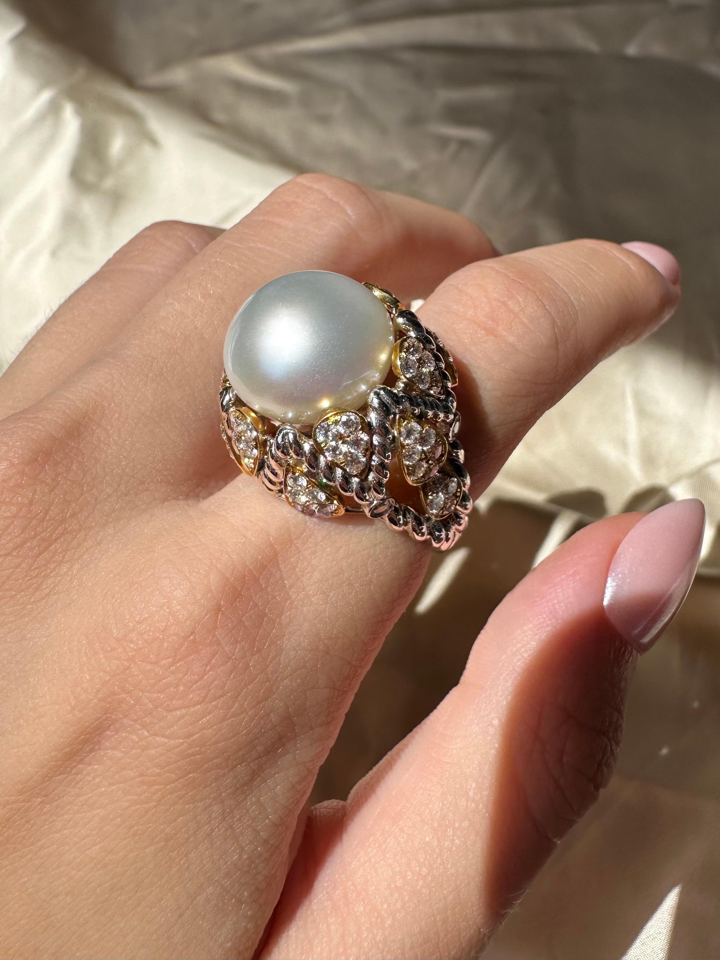 Werten Sie Ihre Schmucksammlung mit unserem 18k Diamant- und Perlenring auf. Dieser aus 18 Karat Weiß- und Gelbgold gefertigte Ring zeigt in der Mitte eine wunderschöne Perle und 1,96 Karat Diamanten. Das exklusive Stück ist in gutem Zustand mit