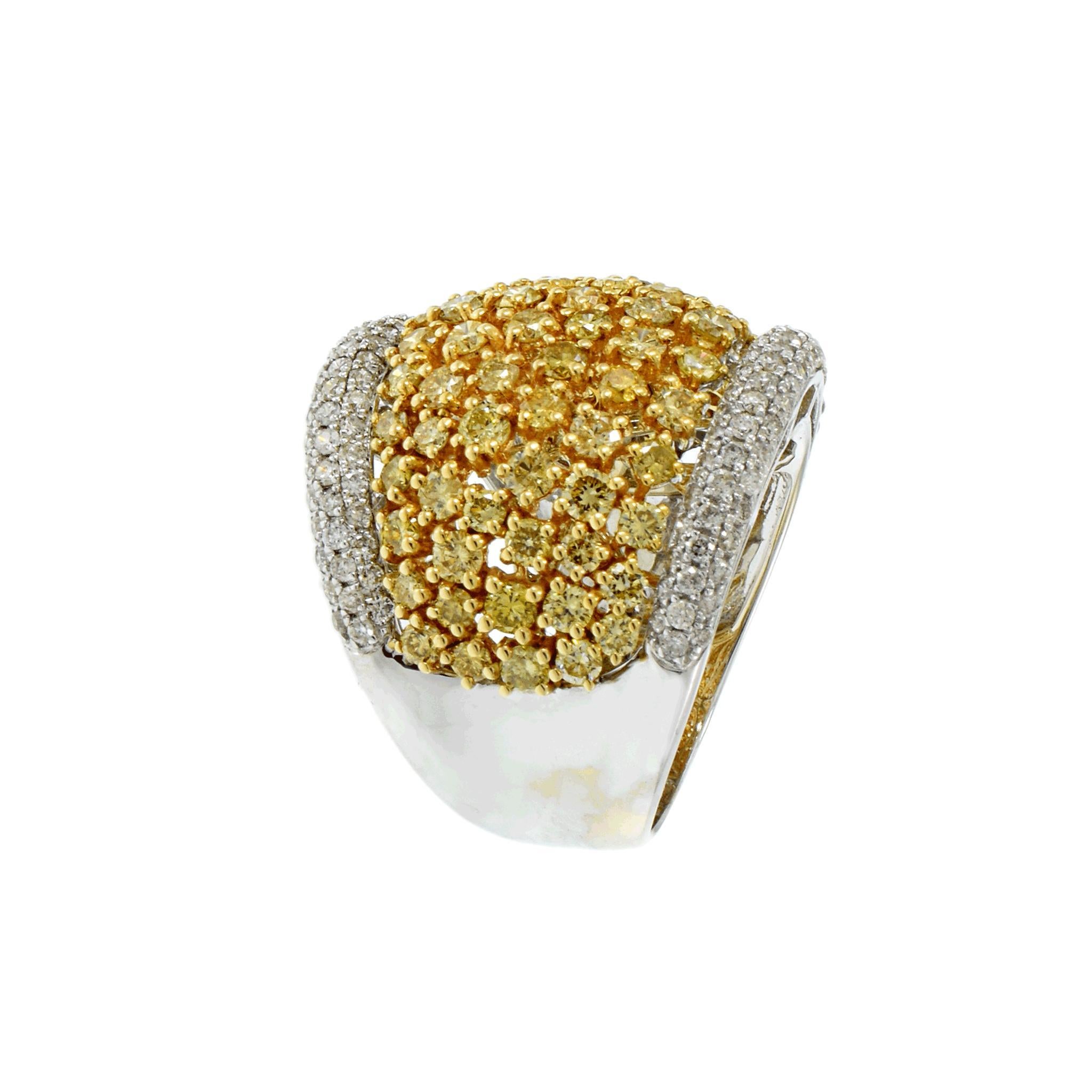 Taglio rotondo 18K Two-Tone Dome Ring with Yellow and White Diamonds, 3.65 CTW in vendita