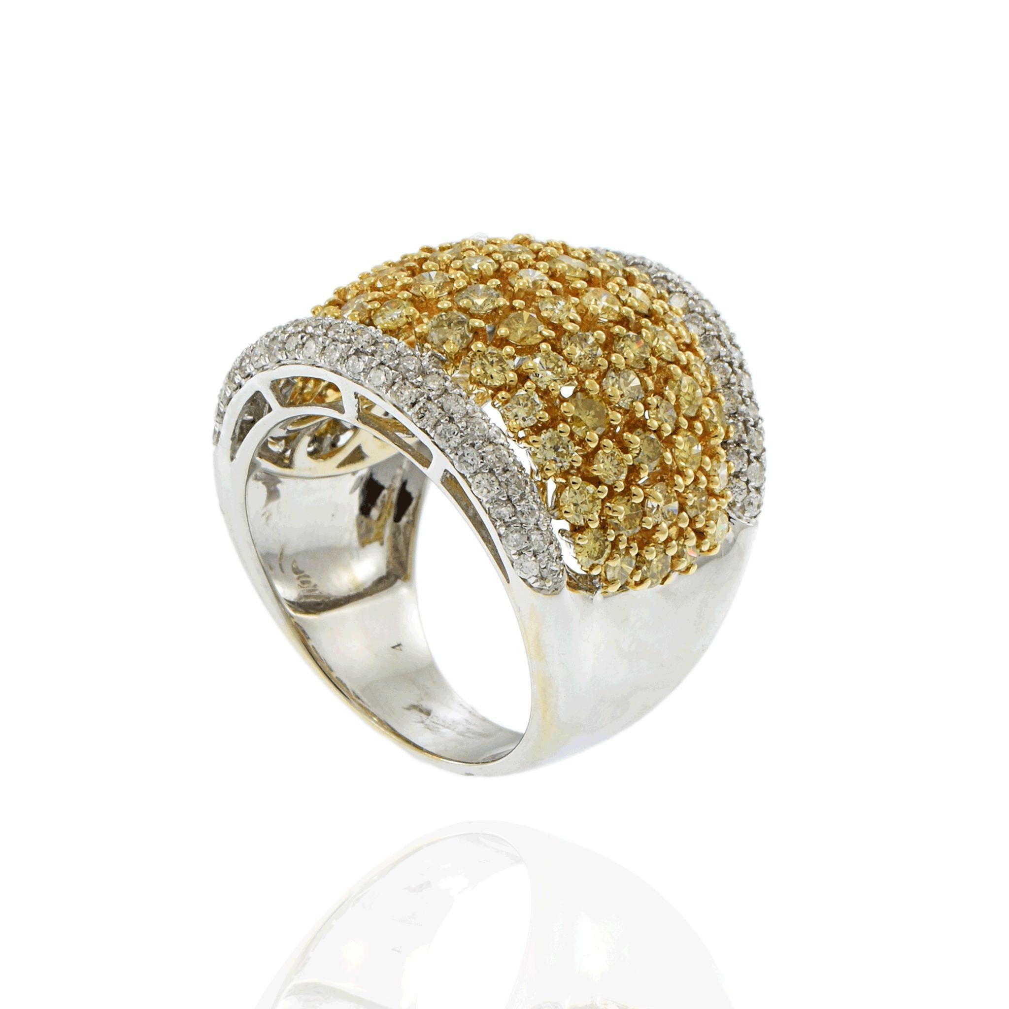 18K Two-Tone Dome Ring with Yellow and White Diamonds, 3.65 CTW in vendita 3
