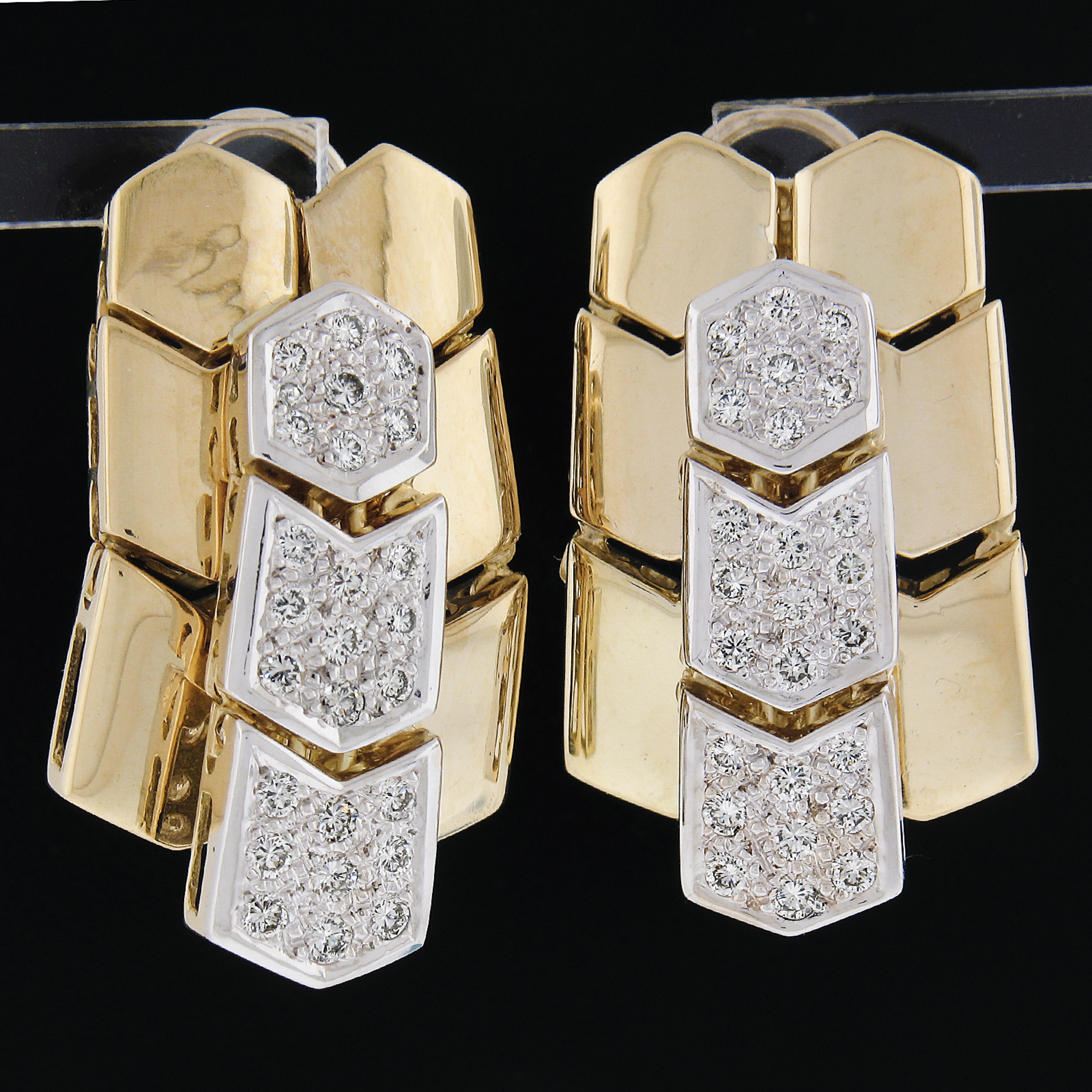 --Piedra(s):--
(50) Diamantes Genuinos Naturales - Talla Brillante Redonda - Engastados - Color G-I - Claridad VS1/VS2
Peso total en quilates: 1,25 (aprox.)

Material: Oro amarillo y blanco macizo de 18 quilates con dorso de oro de 14 quilates
Peso: