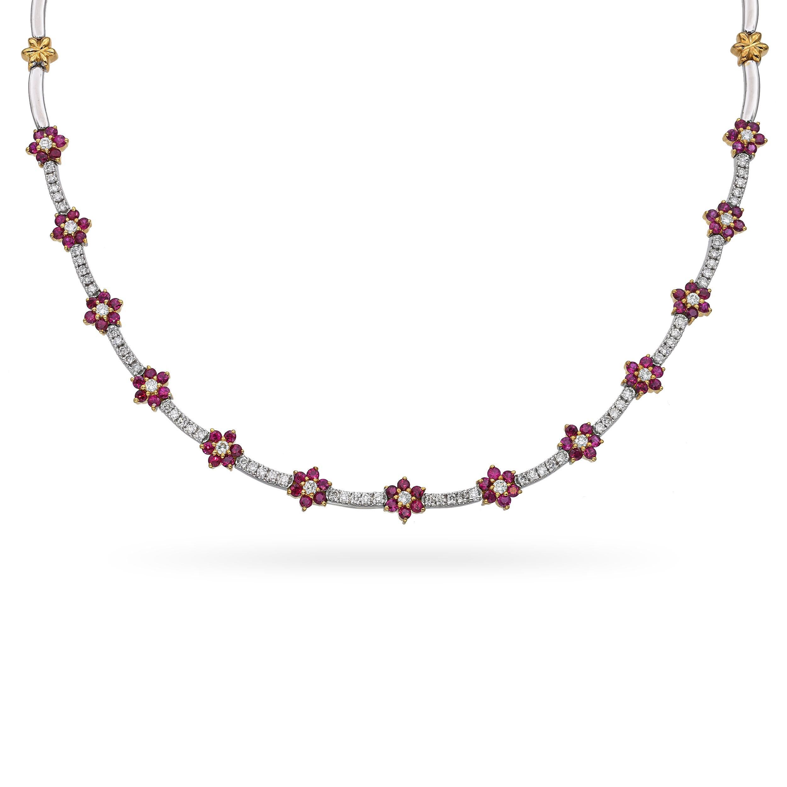 Questa squisita collana vintage è realizzata in oro 18 carati bicolore, che unisce il calore dell'oro giallo alla fresca brillantezza dell'oro bianco. Presenta un delicato motivo floreale ornato da 2,34 carati di vibranti rubini, accentati da 2,25