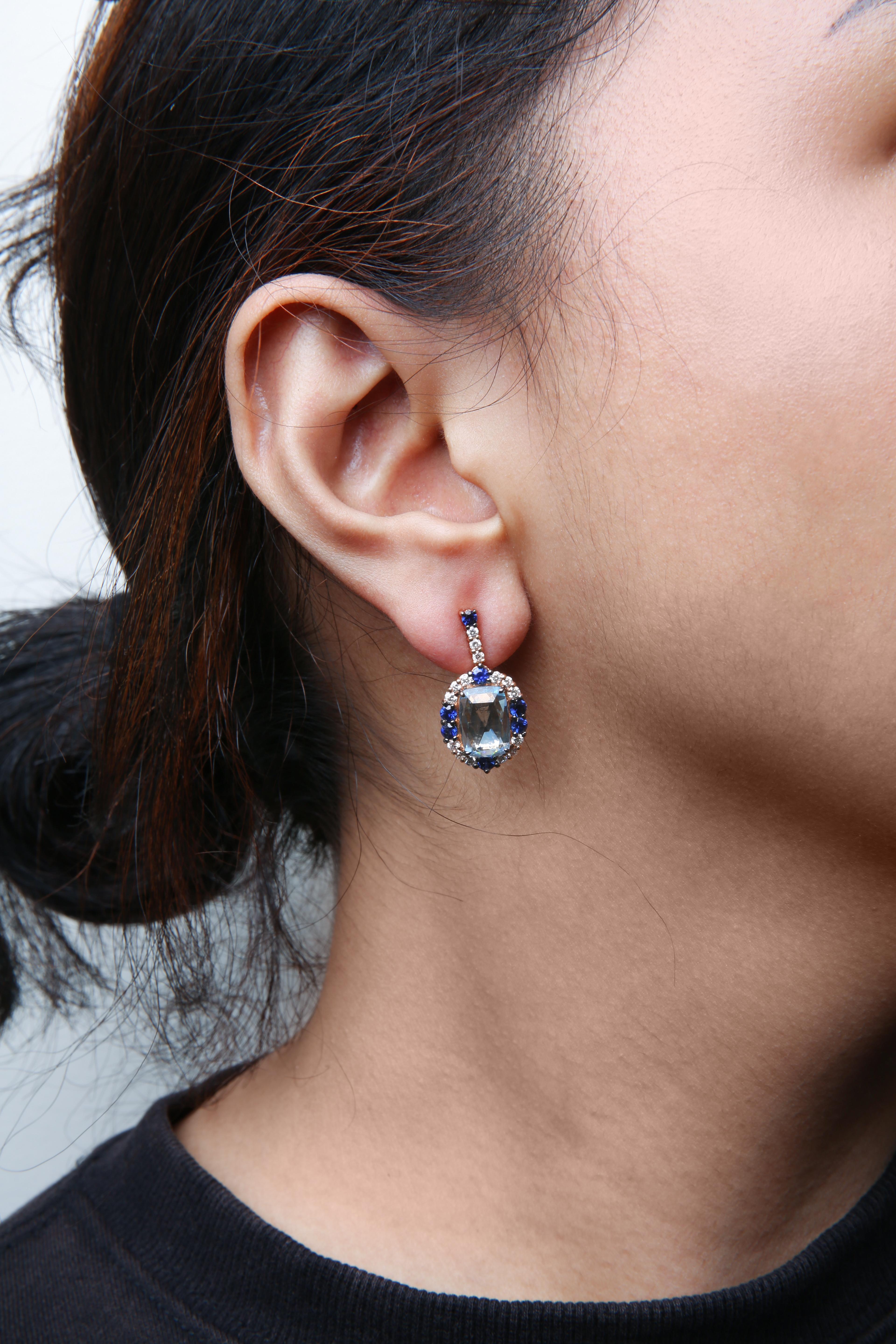 Taille ronde Pendants d'oreilles en or bicolore 18 carats avec diamants 3/4 carat, saphir bleu et topaze bleue en vente