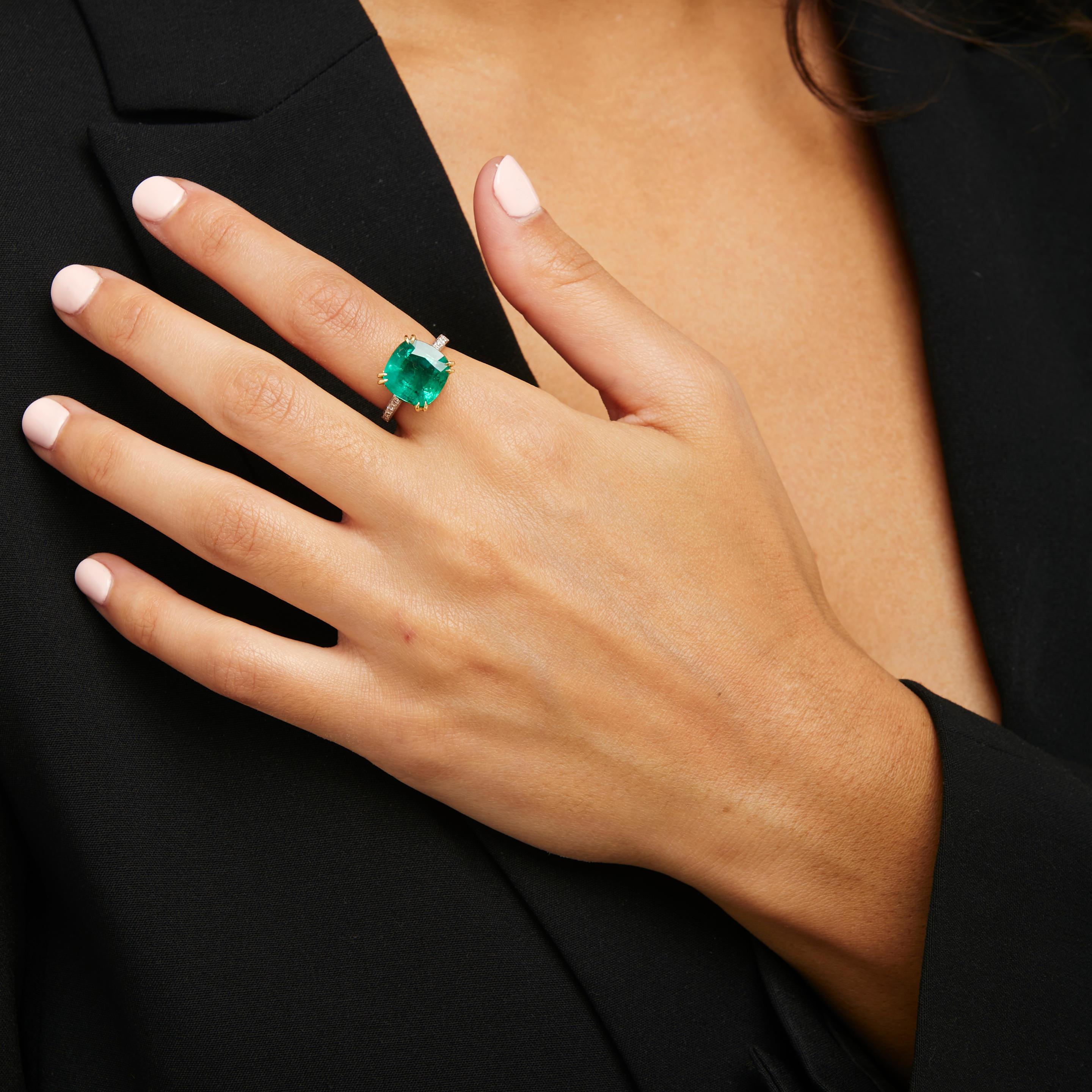Moderno Anello solitario in oro 18k bicolore con smeraldo da 6,15 carati e accenti di diamanti, misura 6,25 in vendita