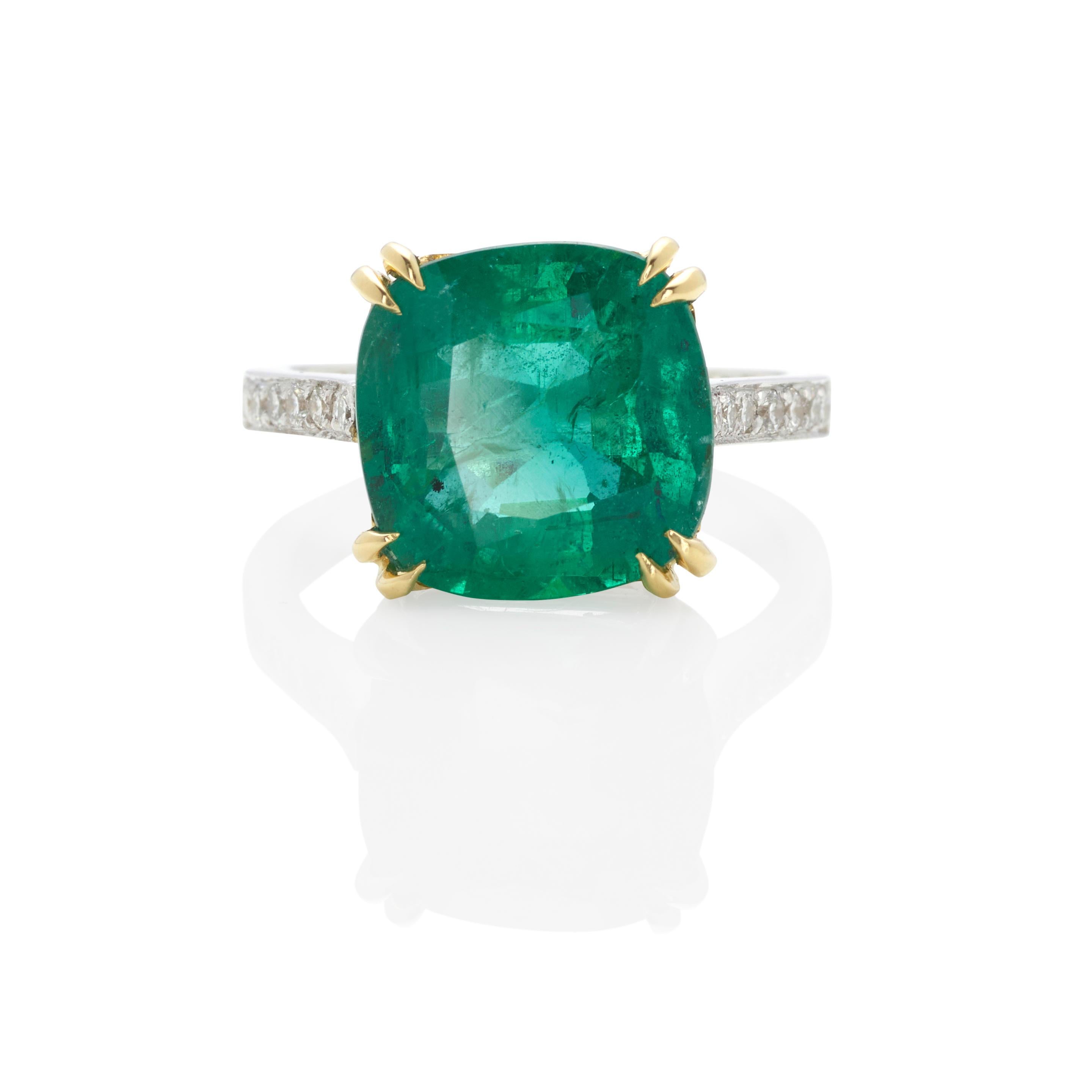 Taglio cuscino Anello solitario in oro 18k bicolore con smeraldo da 6,15 carati e accenti di diamanti, misura 6,25 in vendita