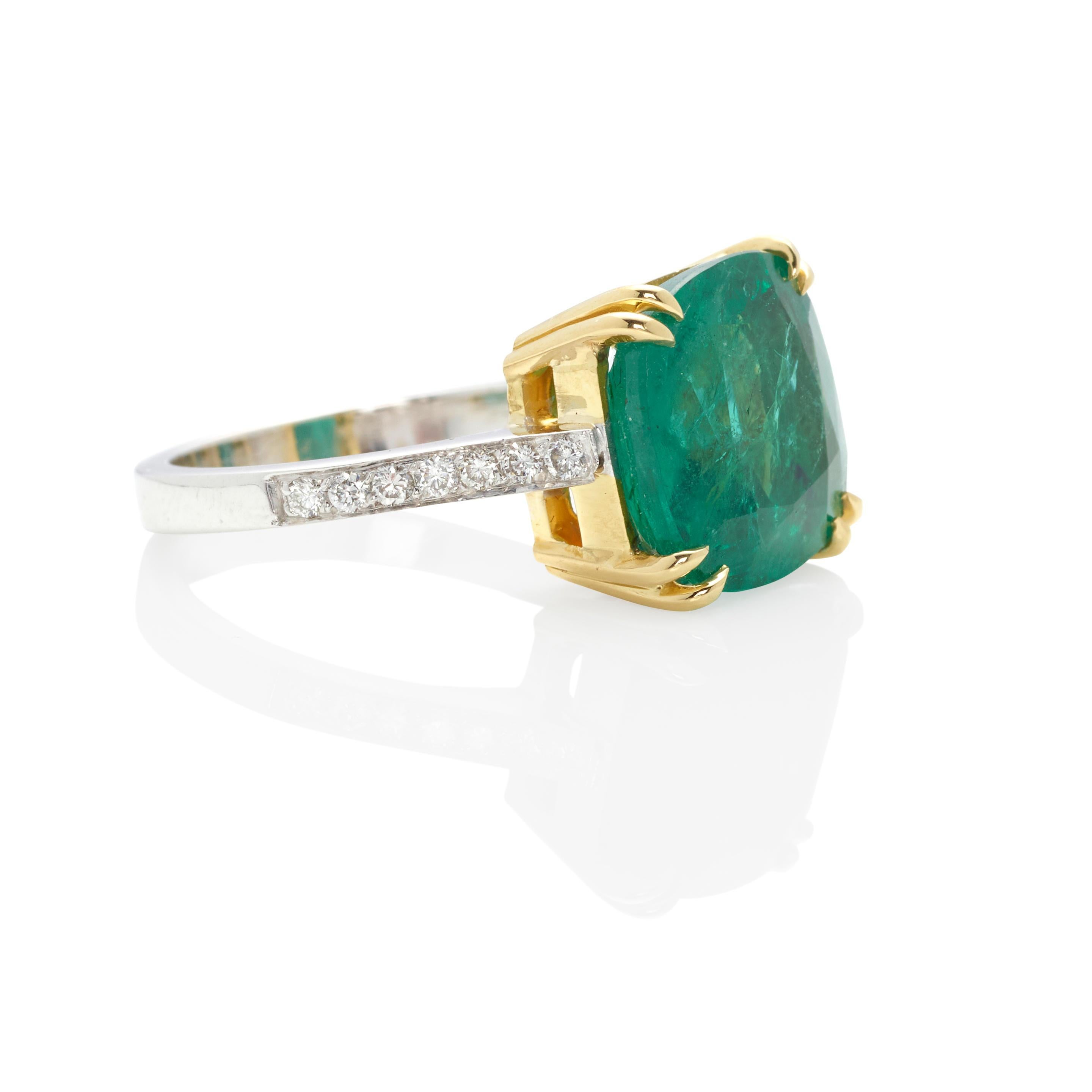 Anello solitario in oro 18k bicolore con smeraldo da 6,15 carati e accenti di diamanti, misura 6,25 In condizioni buone in vendita a Sherman Oaks, CA