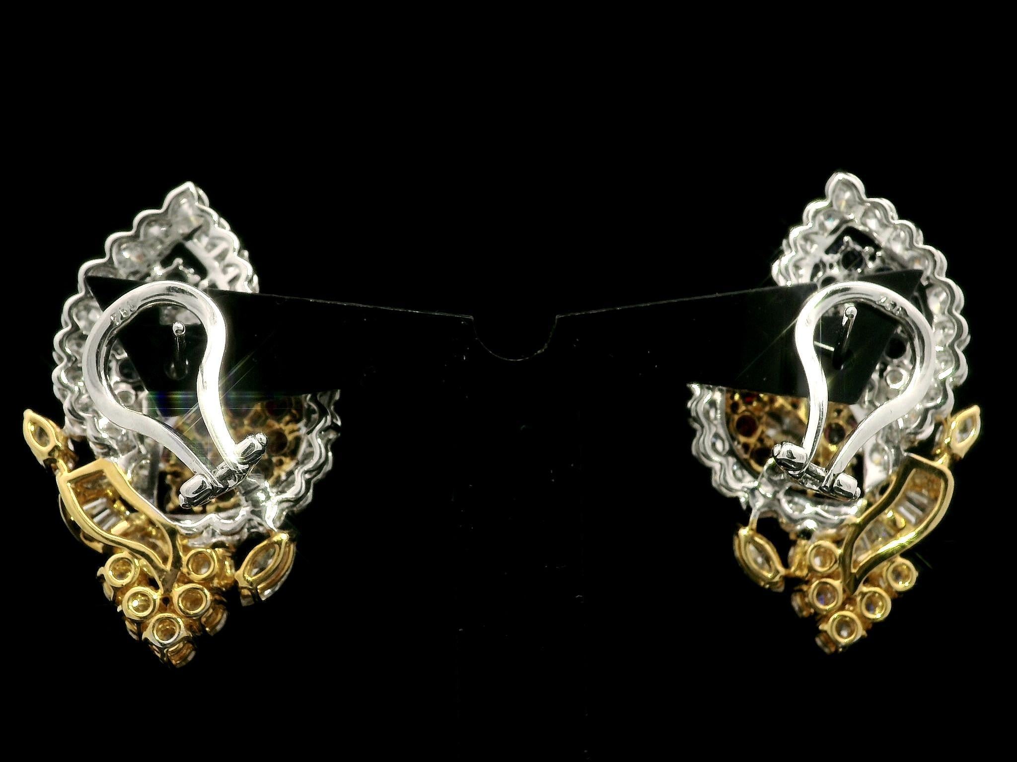 18k zweifarbiges Gold 9,54ctw Rubin Saphir & Diamant Dual Leaf Omega Ohrringe im Zustand „Hervorragend“ im Angebot in Montclair, NJ