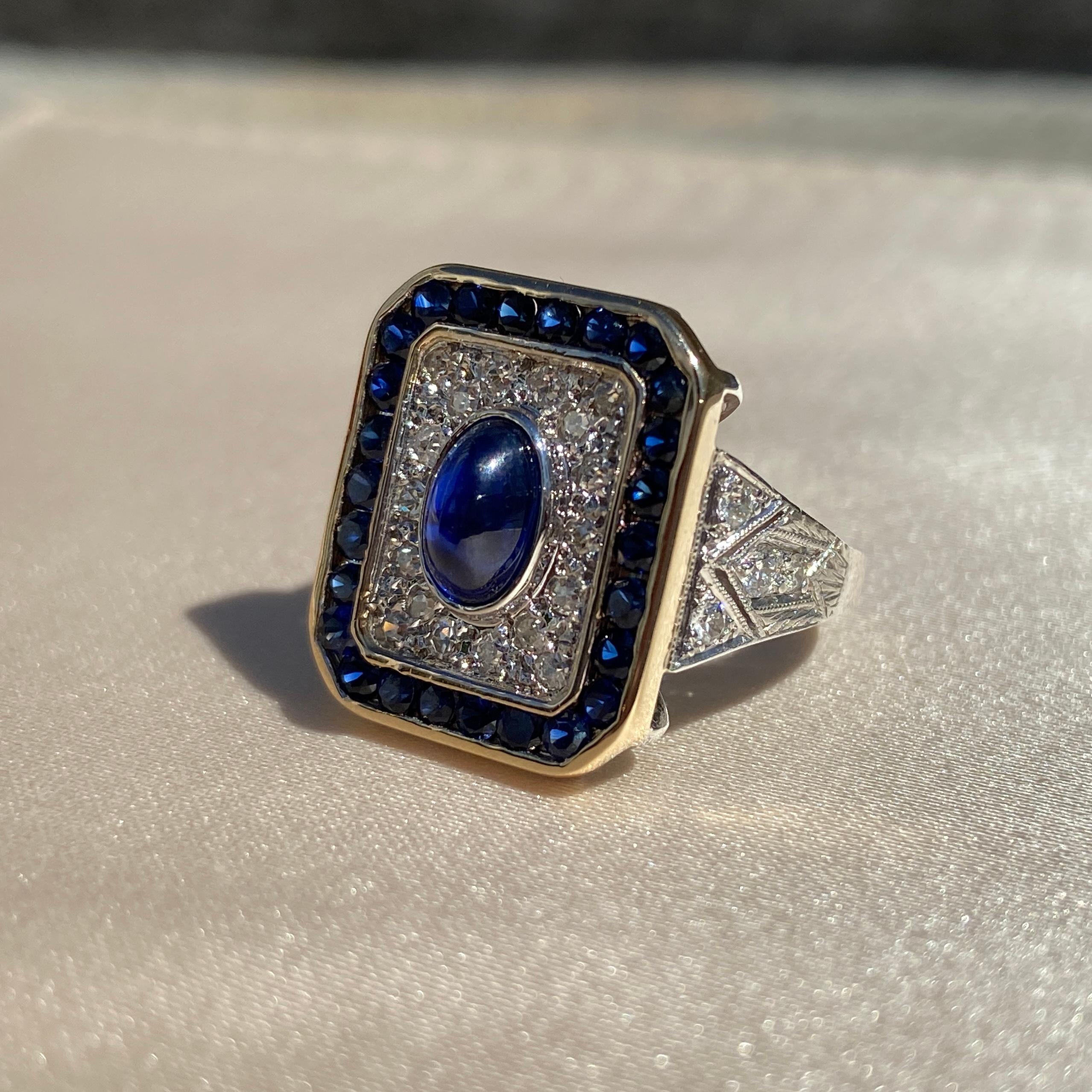 Anello in oro bicolore 18K e platino con zaffiro cabochon e diamanti In condizioni buone in vendita a Towson, MD