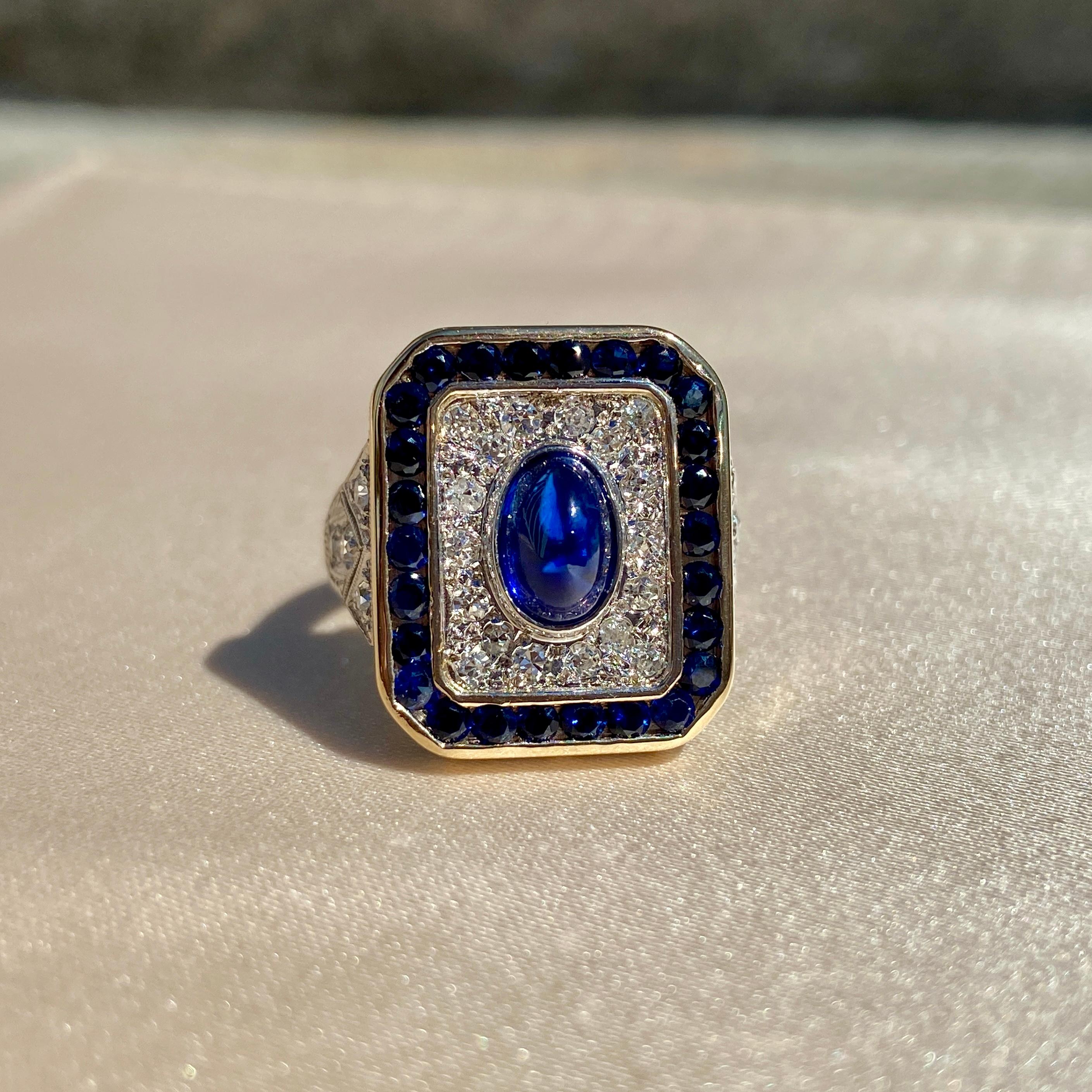da uomo o donna Anello in oro bicolore 18K e platino con zaffiro cabochon e diamanti in vendita