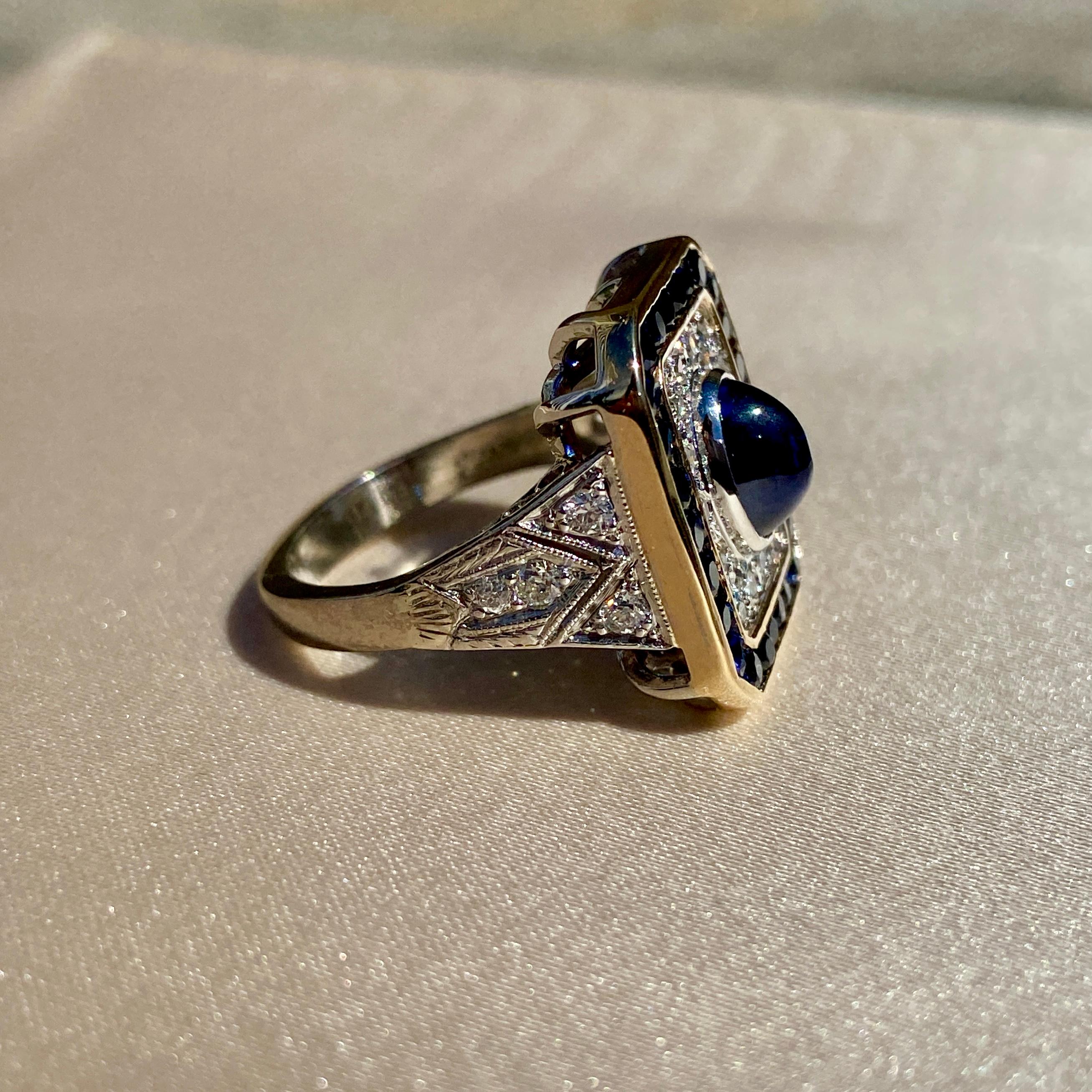 Anello in oro bicolore 18K e platino con zaffiro cabochon e diamanti in vendita 1
