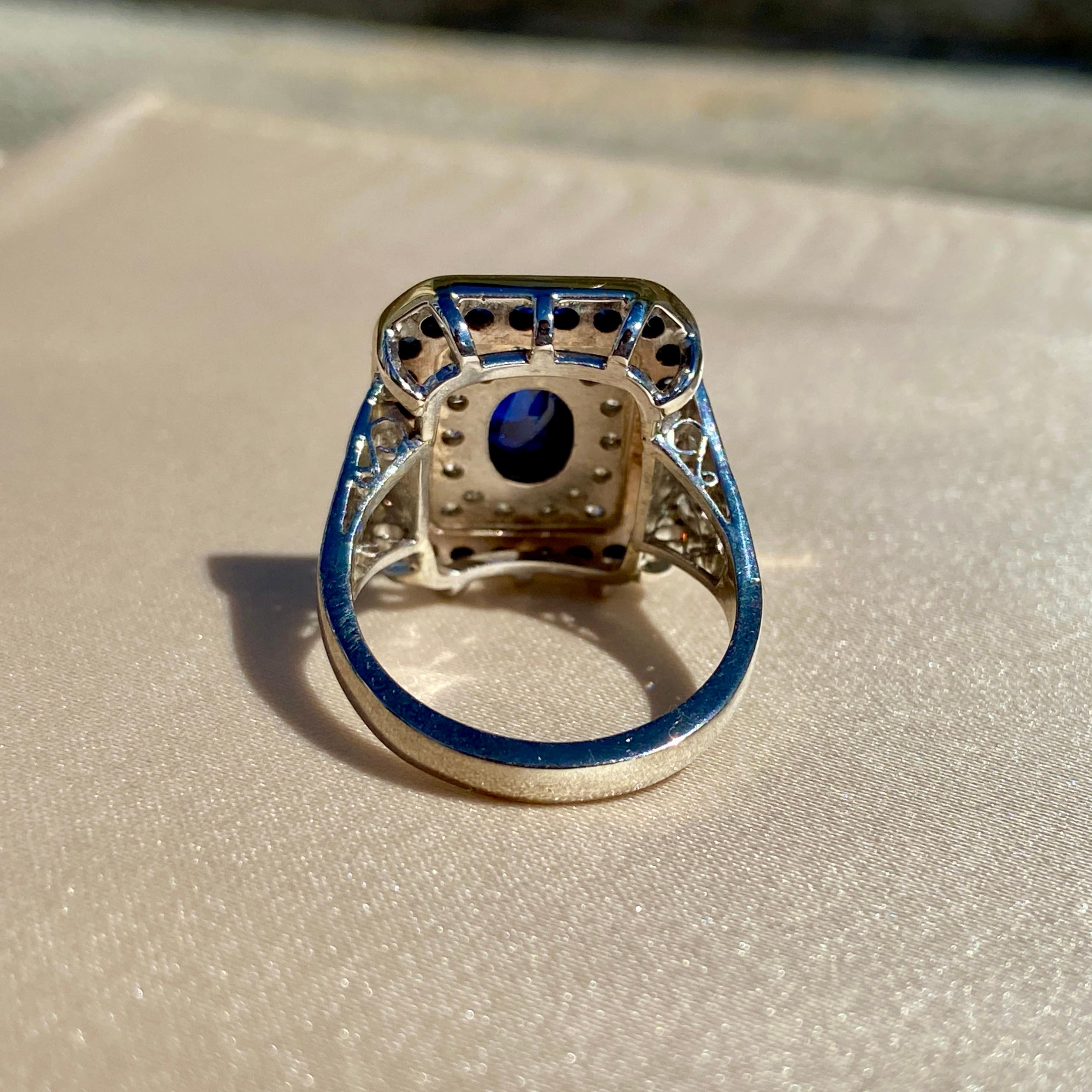 Anello in oro bicolore 18K e platino con zaffiro cabochon e diamanti in vendita 2