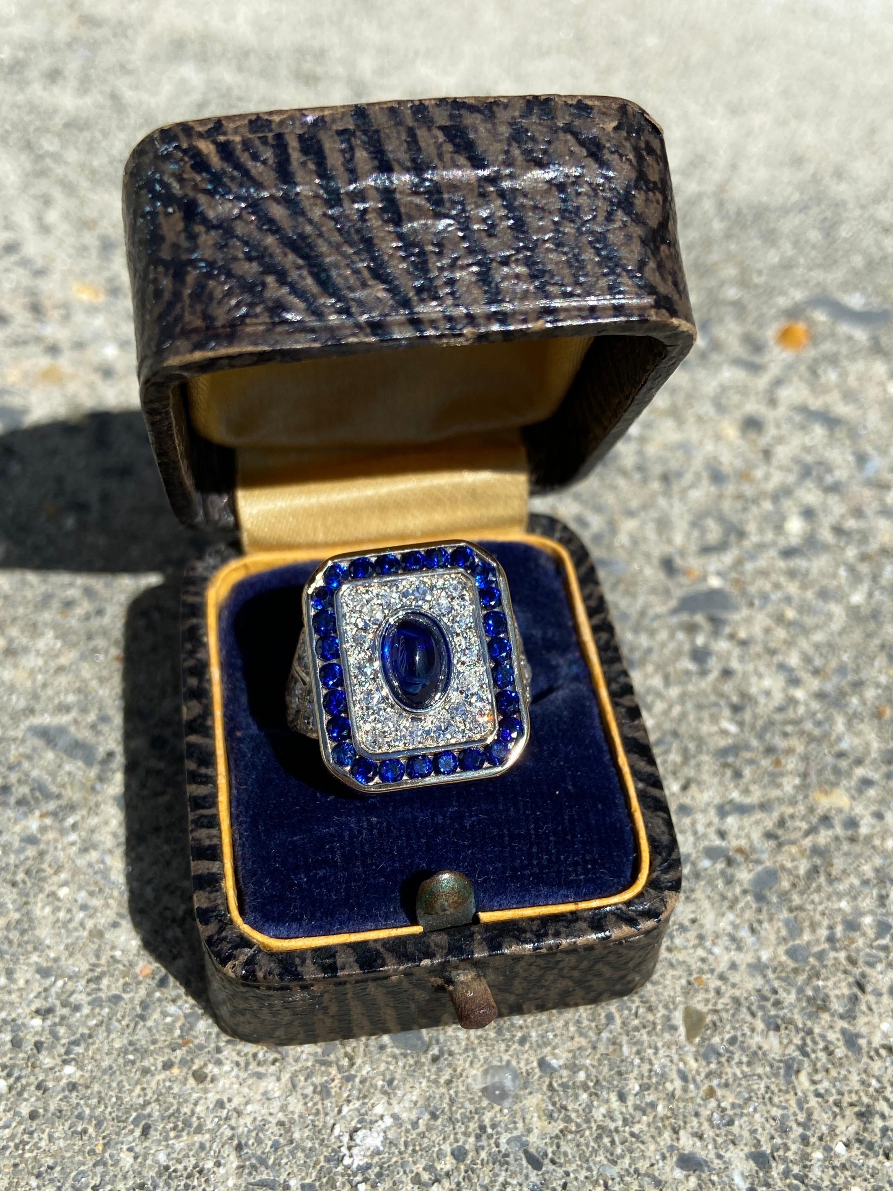 Anello in oro bicolore 18K e platino con zaffiro cabochon e diamanti in vendita 3