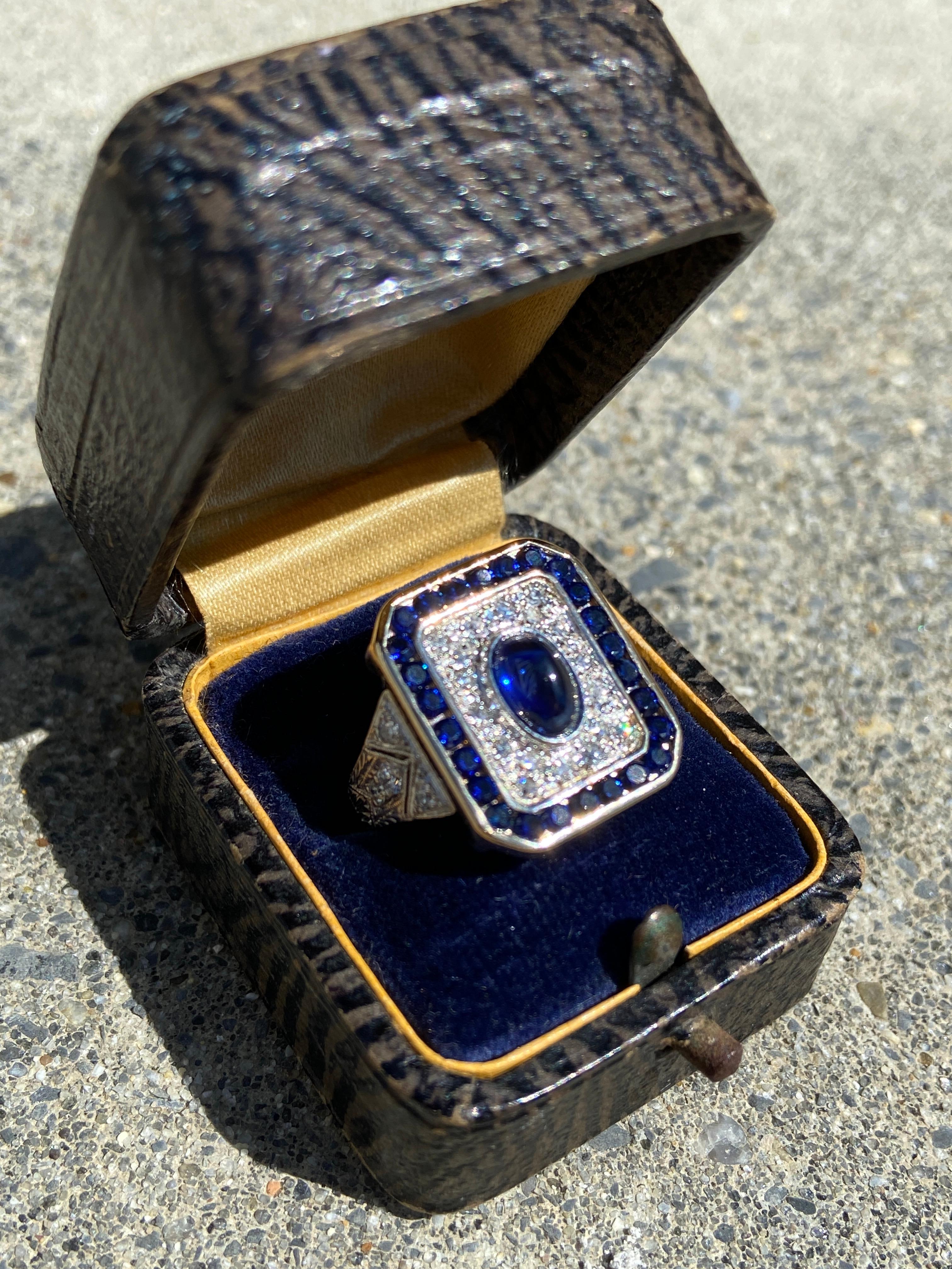 Anello in oro bicolore 18K e platino con zaffiro cabochon e diamanti in vendita 4