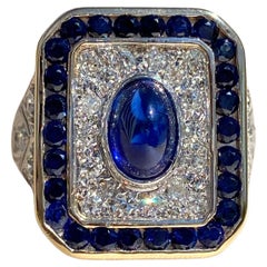 Anello in oro bicolore 18K e platino con zaffiro cabochon e diamanti