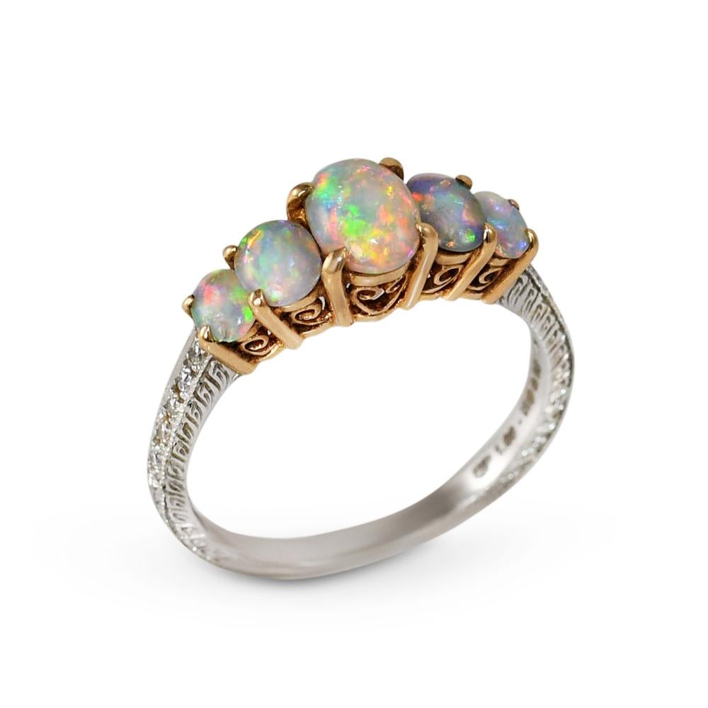 Anello da donna con opale nero e diamanti in oro giallo e bianco 18 carati.
Timbro 18k, Tremonti e peso di 3,7 grammi.
Lo stilista risiedeva in Australia.
Ci sono cinque opali con colori intensi come il rosso, il blu e il verde.
Ai lati ci sono 10