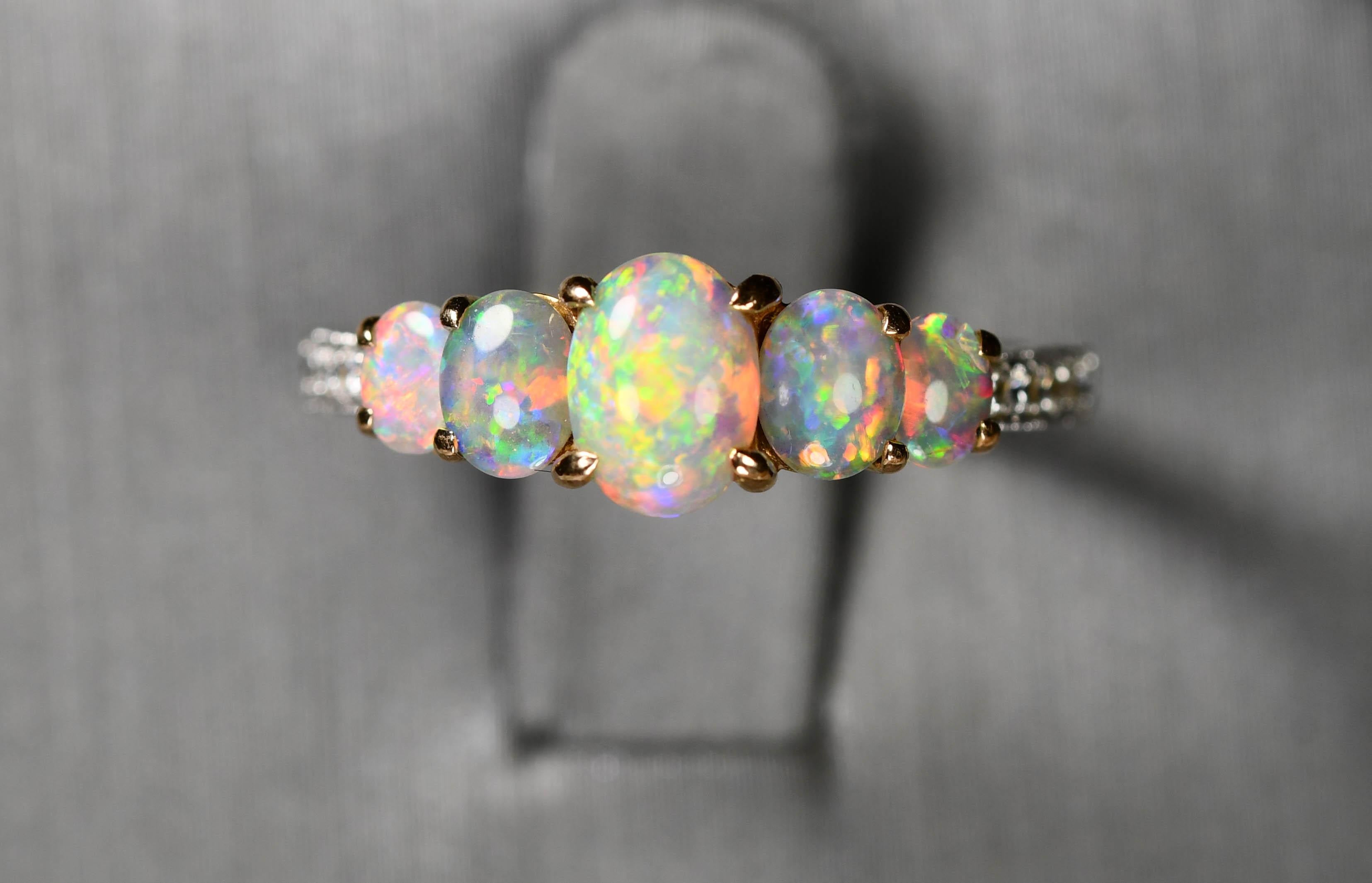 Anello in oro bicolore 18 carati con opale e diamanti di design 3,7 g In condizioni ottime in vendita a Laguna Beach, CA