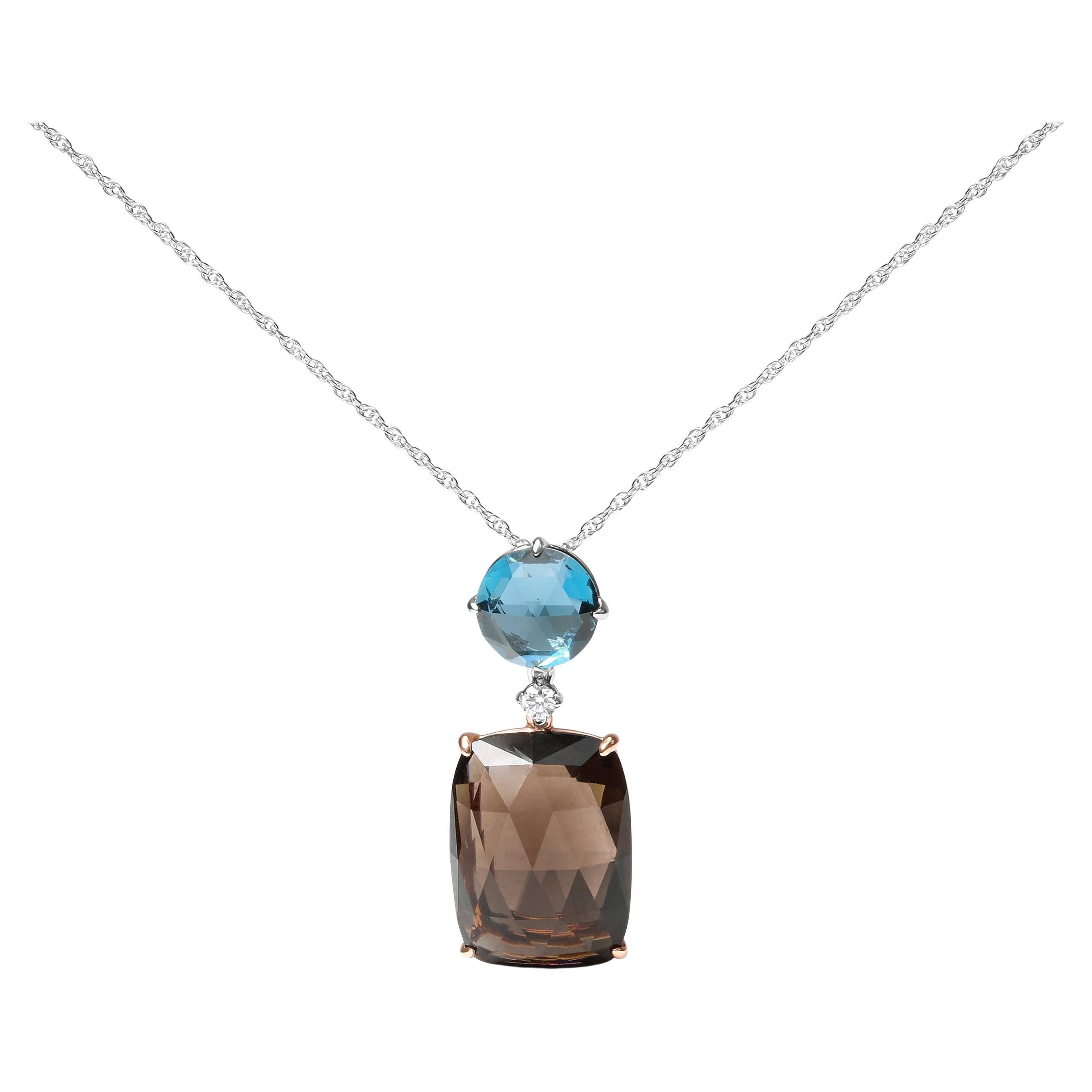 Collier pendentif en or bicolore 18 carats orné de diamants et de topaze bleue et de quartz en vente