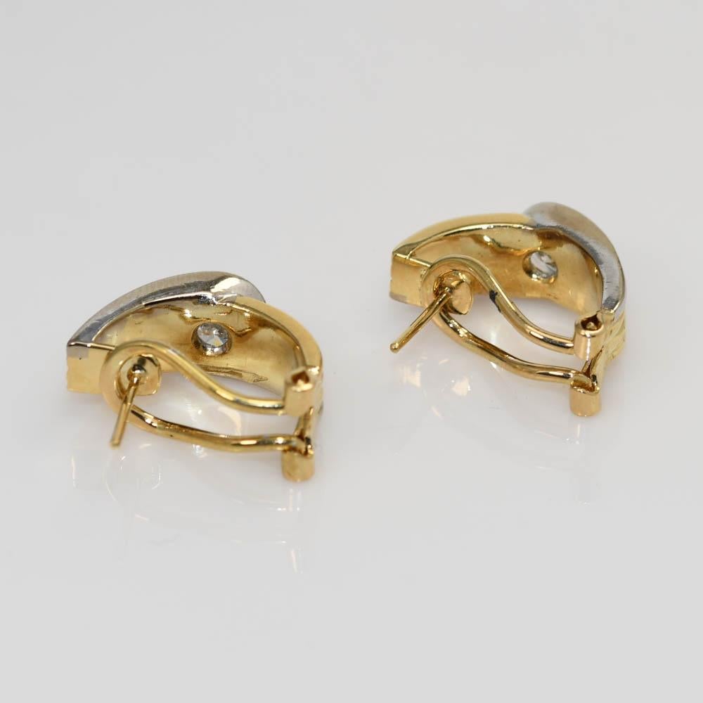 Zweifarbige Damenohrringe mit Diamanten in 18 Karat.
Gestempelt 18k und wiegt 11,6 Gramm.
Die Diamanten sind runde Brillantschliffe, 0,80 Karat insgesamt, Farbe I bis J, Reinheit Vs, gute Schliffe.
Die Ohrringe sind 3/4 Zoll lang und 7 mm breit.
Für