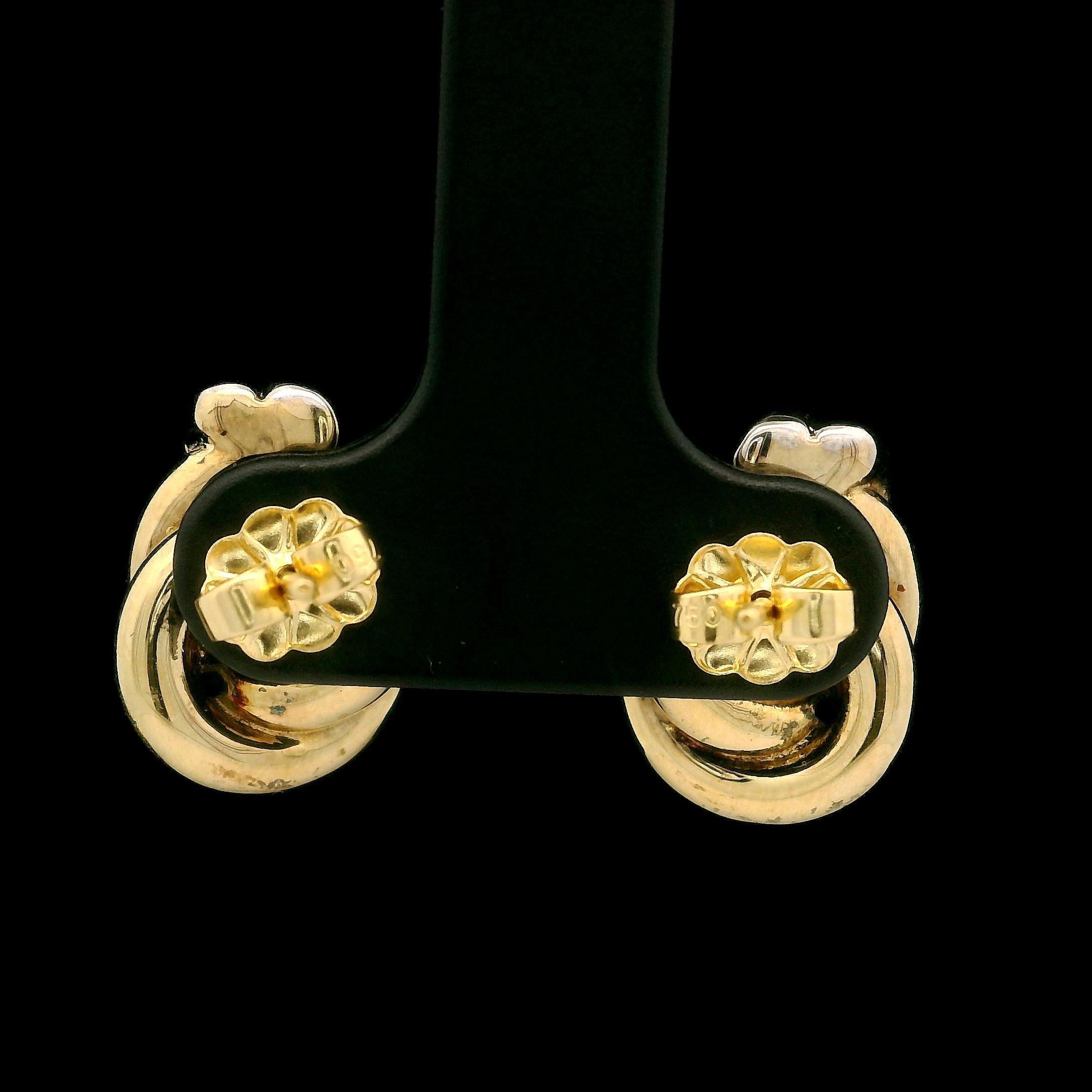 Pendientes de oro de 18 quilates en dos tonos con elegante nudo tubular pulido y cierre de mariposa en venta 1