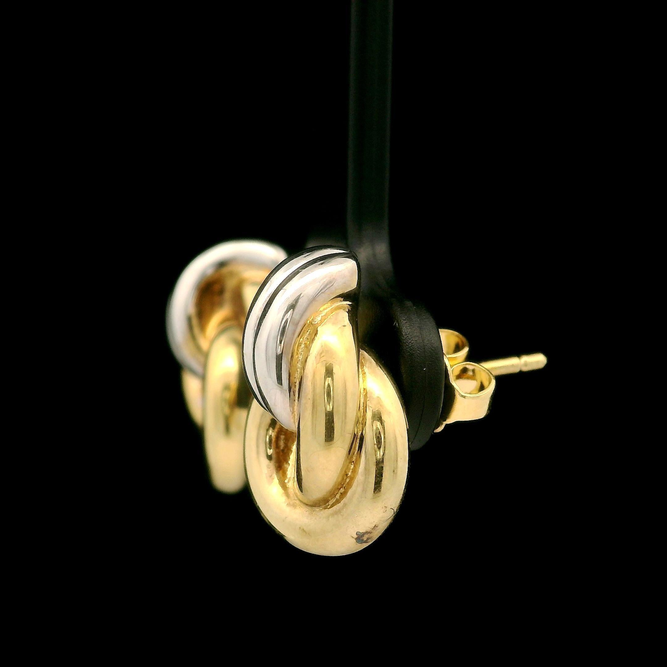 Pendientes de oro de 18 quilates en dos tonos con elegante nudo tubular pulido y cierre de mariposa en venta 2