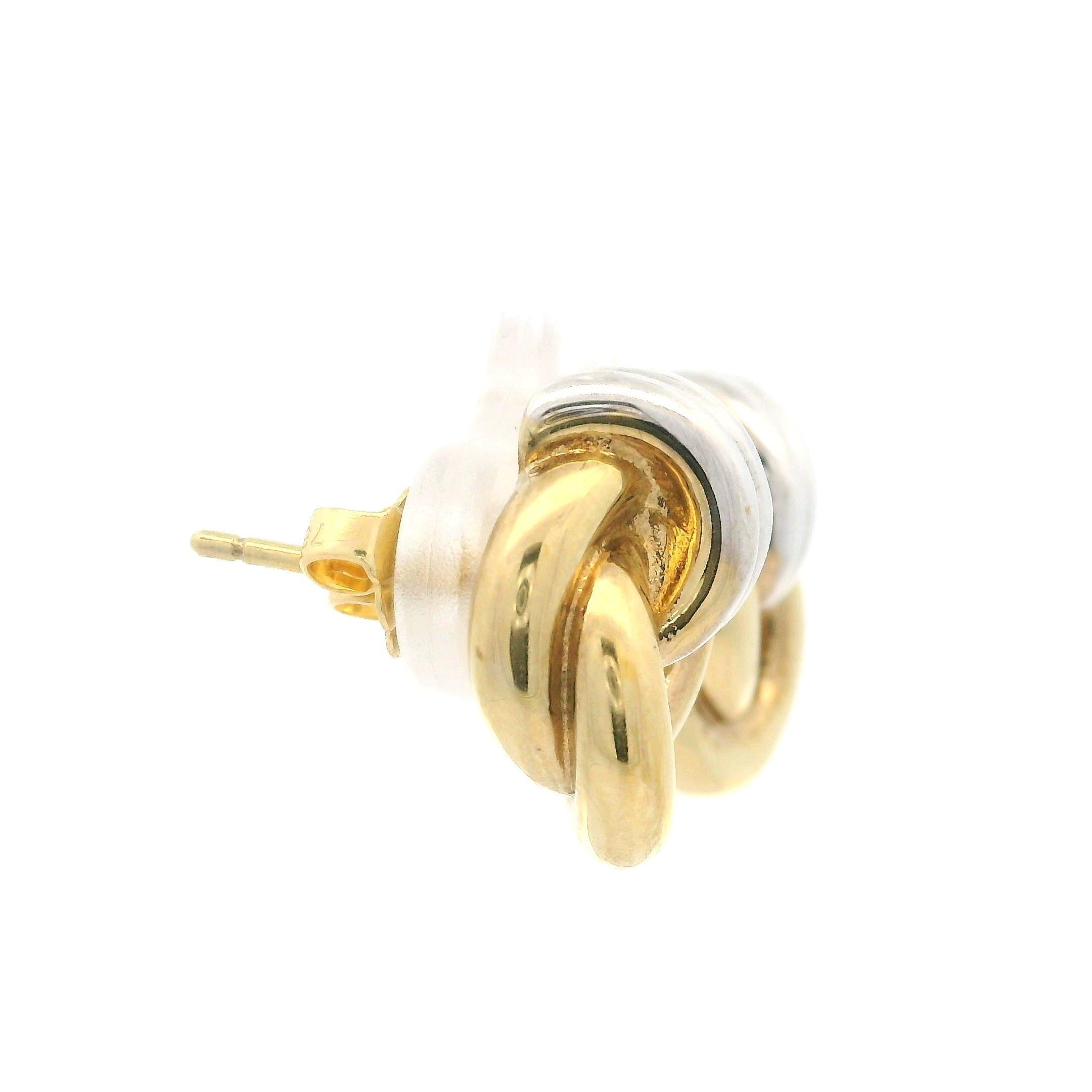 Pendientes de oro de 18 quilates en dos tonos con elegante nudo tubular pulido y cierre de mariposa en venta 5