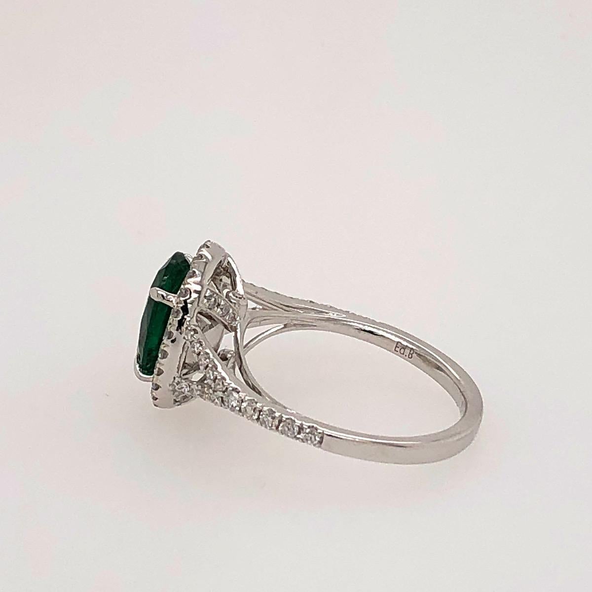 18 Karat Two-Tone Gold Emerald and Diamond Ring In New Condition For Sale In New York, NY
