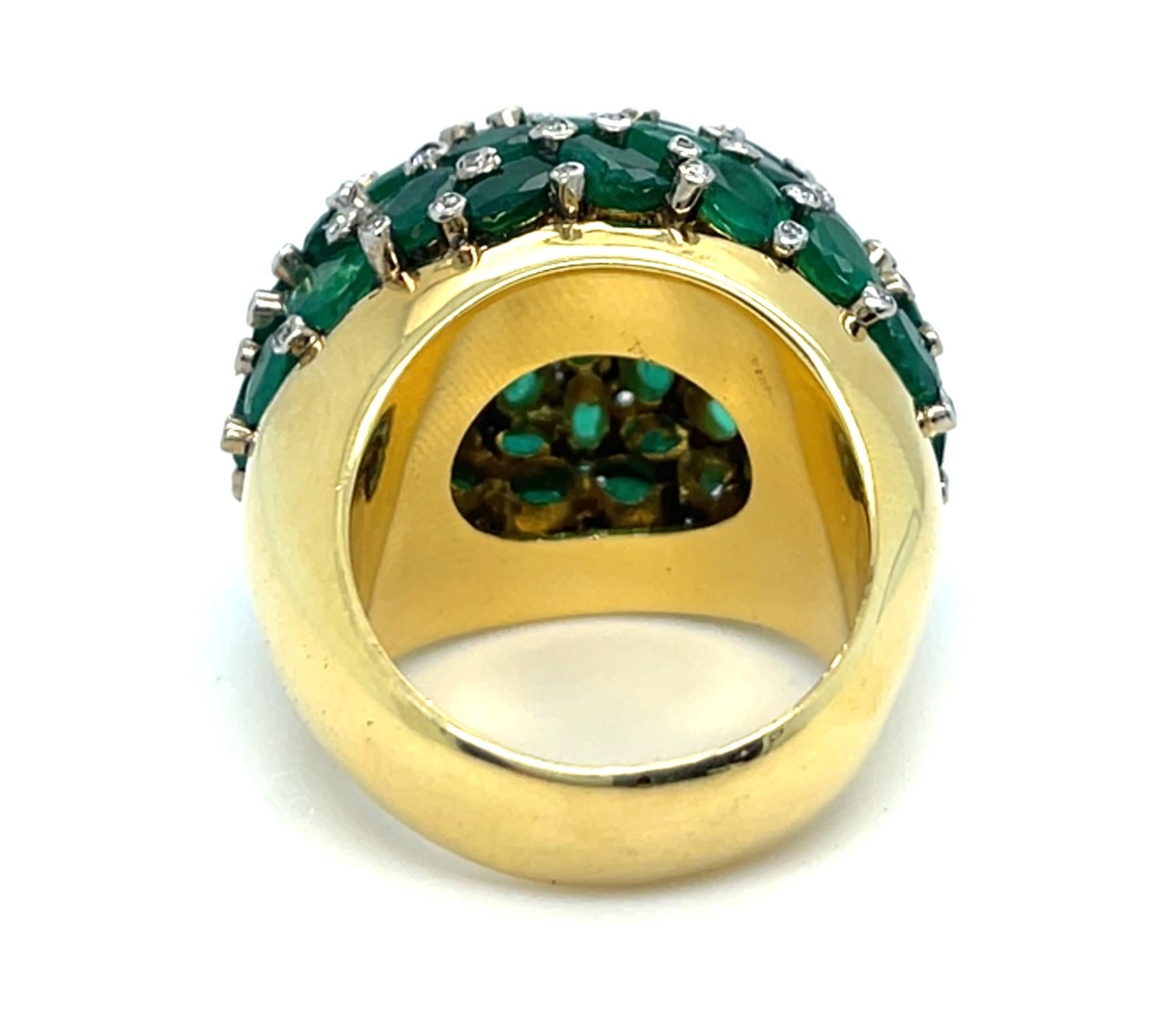 Taglio rotondo Anello bicolore in oro 18k e smeraldo con accenti di diamanti, misura 7,25 in vendita