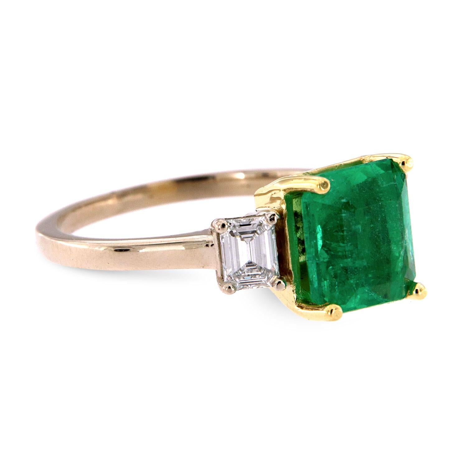 Esmeralda verde de 2,31 quilates certificada por GIA  Anillo de diamantes de tres piedras en dos tonos de 18 quilates Corte esmeralda en venta