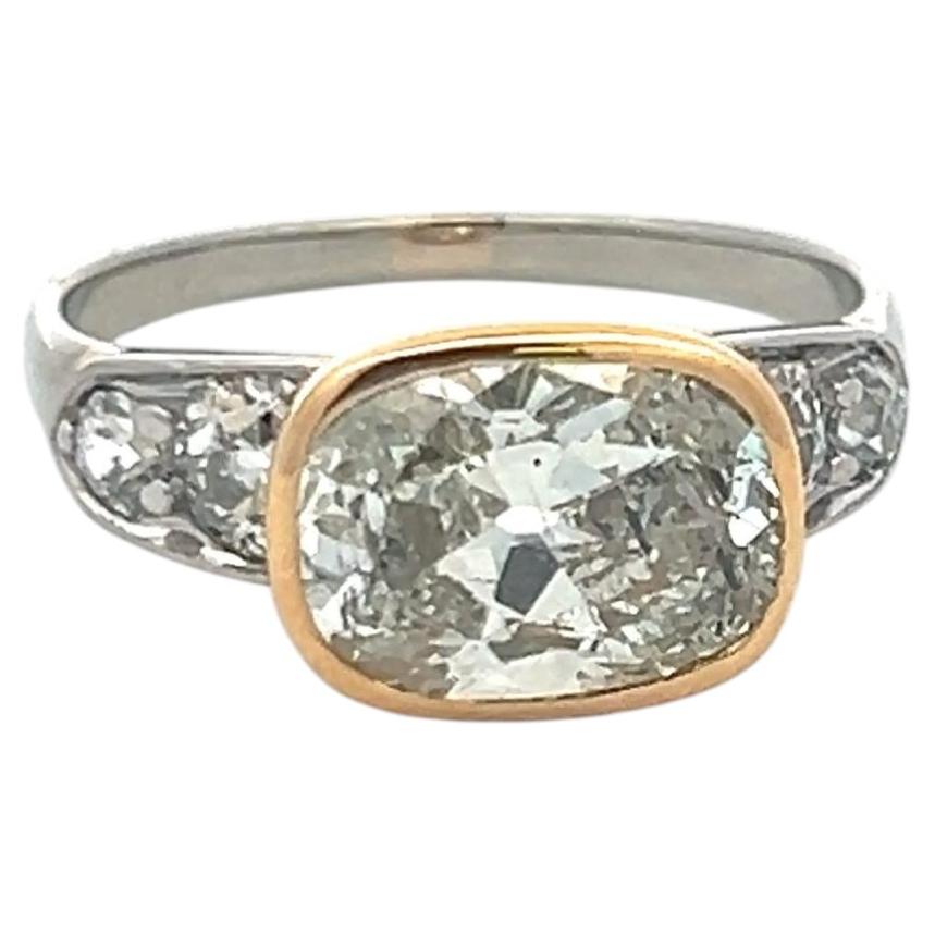Verlobungsring aus 18-karätigem Bicolor-Gold mit einem 3,43-Karat-Diamanten im Kissenschliff und einem Diamanten im alten europäischen Schliff, K-I1, GIA