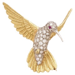Broche Colibrí Esculpido en Oro Bicolor de 18 quilates 1 ct Diamante y Rubí