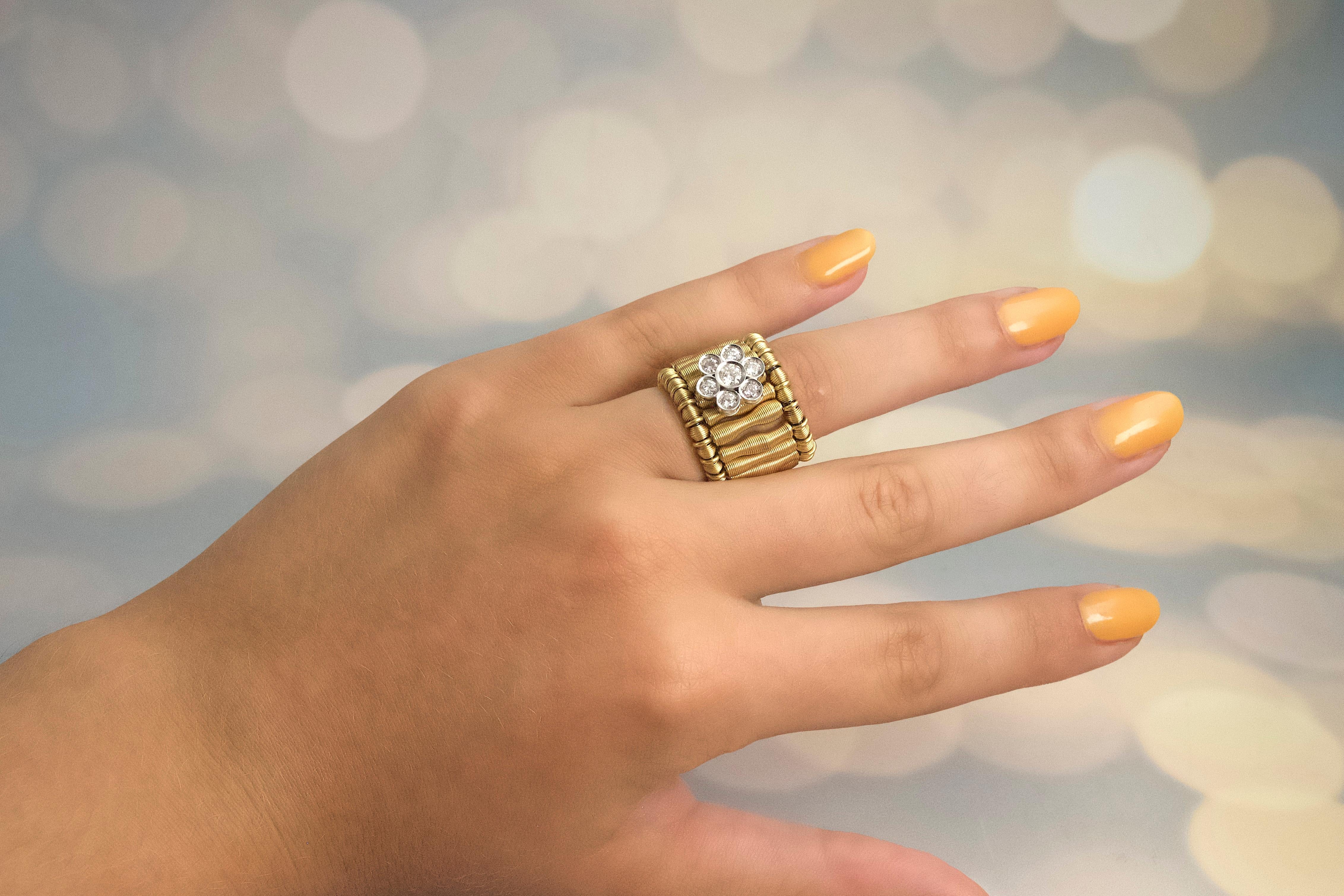 18K Zweifarbiges Gold Jarretière Floral Stretch Ring im Zustand „Neu“ im Angebot in Monte Carlo, MC