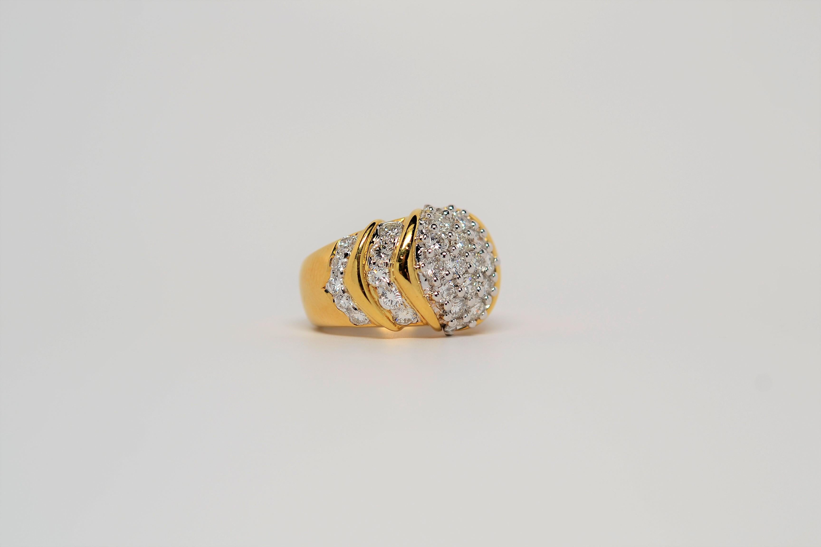18K Two Tone Gold Ring Set with Round Brilliant Cut Diamonds, 2.89 Carats For Sale 2