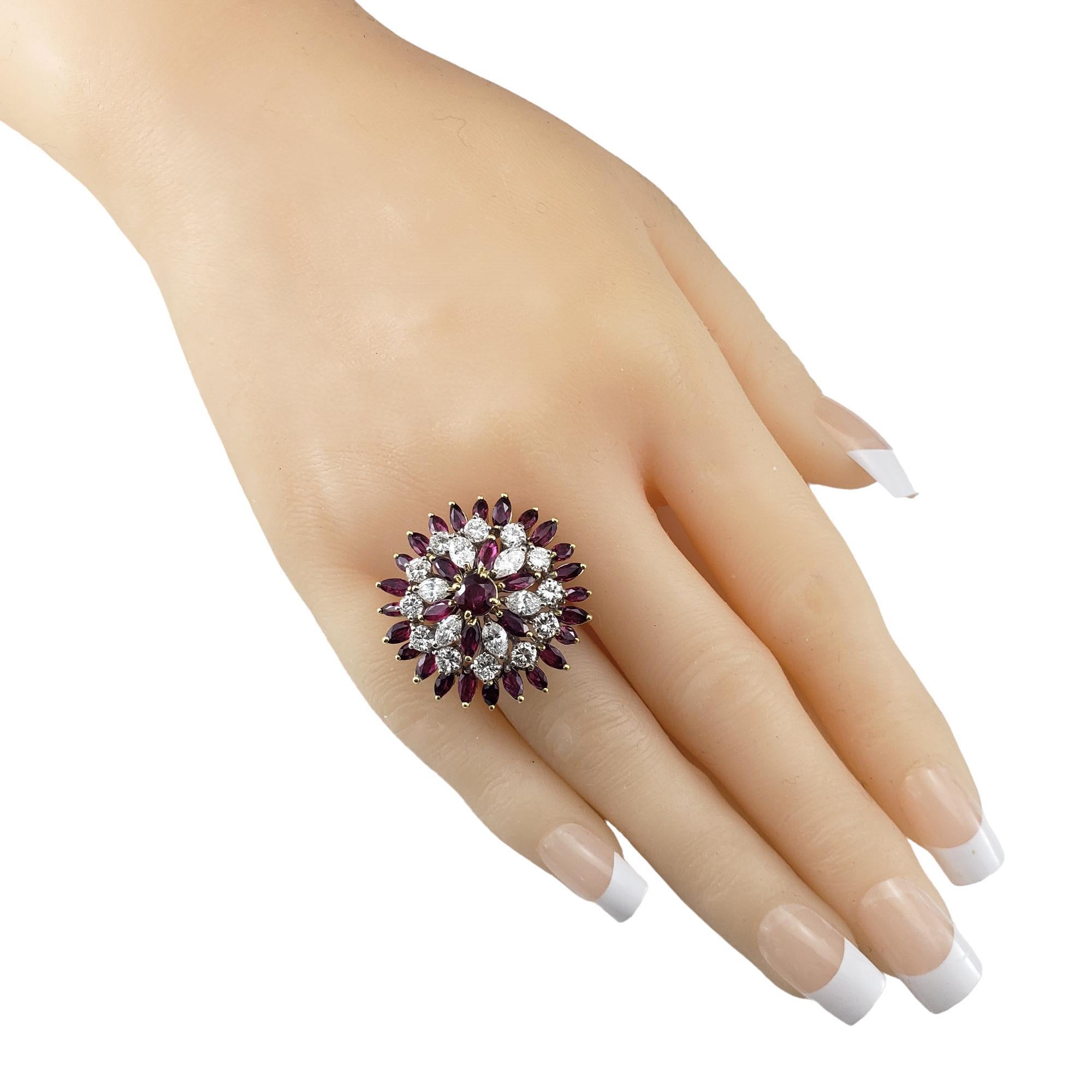 Anello in oro bicolore 18K con rubini e diamanti a grappolo, misura 6  #17354 in vendita 2