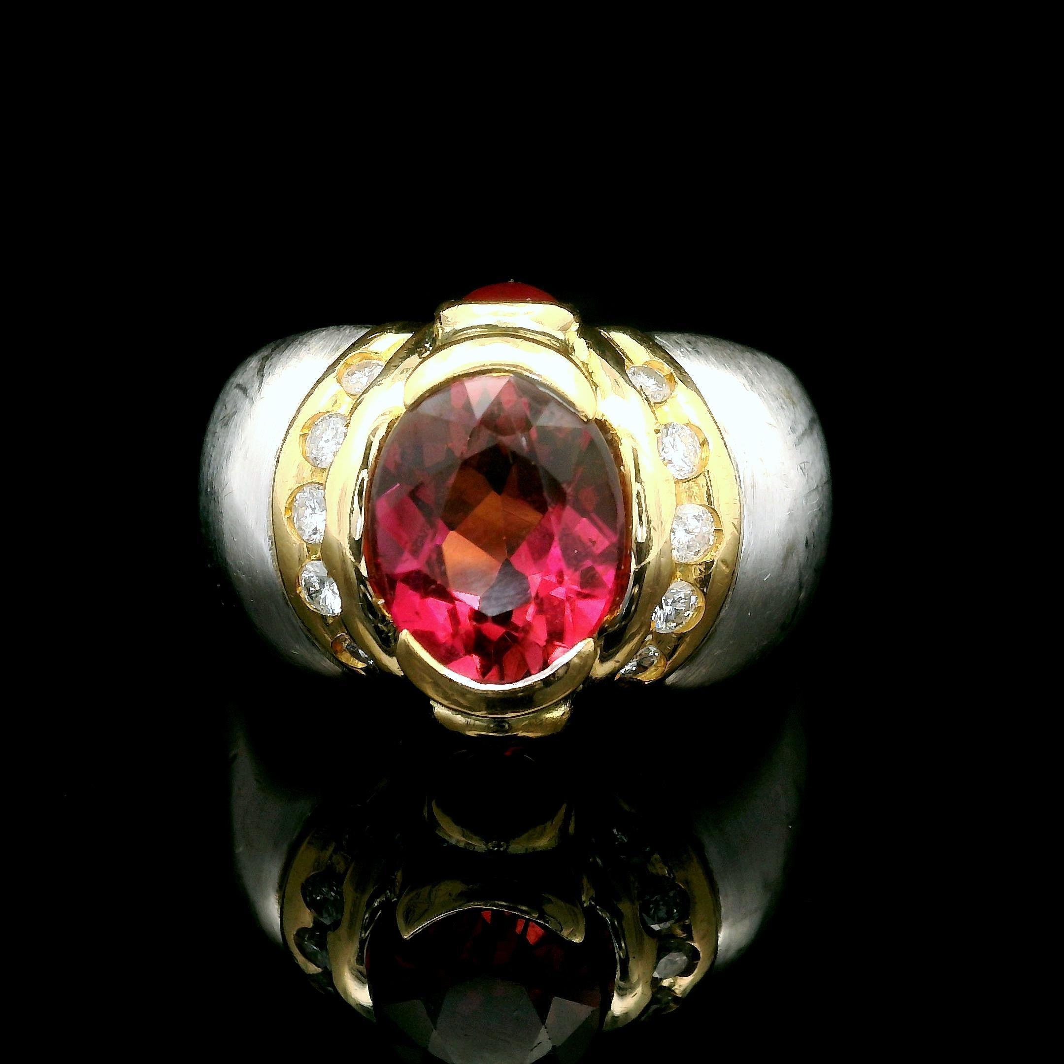 -A. Stone
(1) Tormalina naturale autentica - Taglio ovale Brilliante - Mezzo castone - Colore rosa vivo - 10x8mm - 2,75ctw (circa)
(2) Pietre rosse cabochon rotonde - incastonate - colore rosso intenso - 3,4 mm (circa)
(10) Diamante Nature autentico